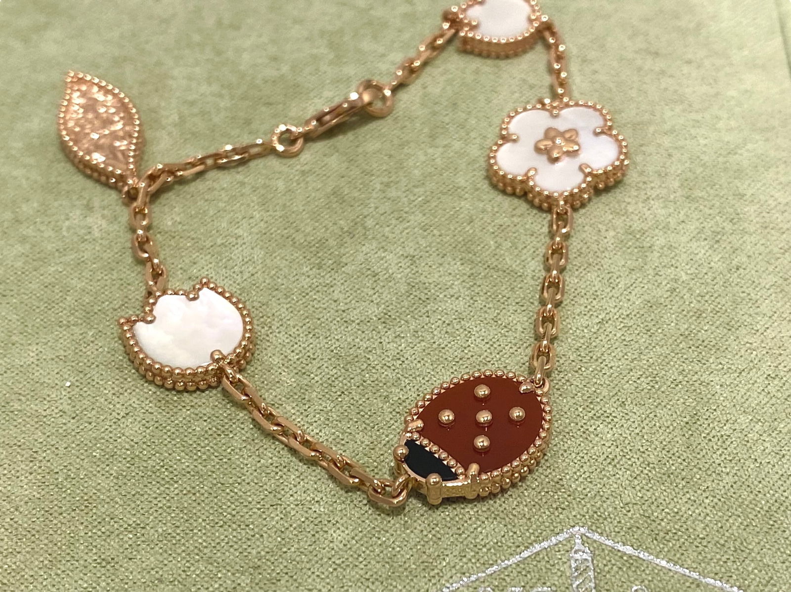 Van Cleef & Arpels Lucky Spring bracelet, 5 motifs 18K rose gold, Carnelian, Mother-of-pearl, Onyx: Condition: Like new Brand: Van Cleef & Arpels Metal: 18k rose gold Gem stone: Carnelian, Mother-of-pearl, Onyx Carnelian: 1 stone Mother-of-pearl: 3 stones Onyx: 1 stone Comes with an original box or