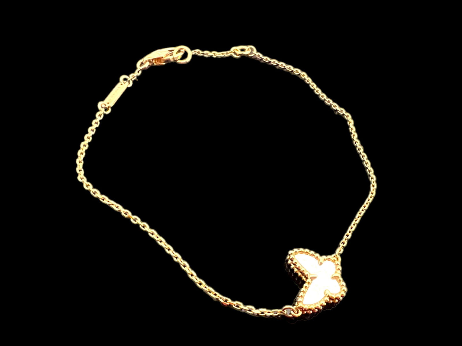 Van Cleef & Arpels Sweet Alhambra butterfly bracelet 18K yellow gold, Mother-of-pearl: Condition: Good Brand: Van Cleef & Arpels Material: 18K Yellow Gold GemStone: Mother-of-pearl Clasp: Hallmark clasp, extra small model in 18K yellow gold Size: Bracelet wrist size: 6.89 inches Comes w