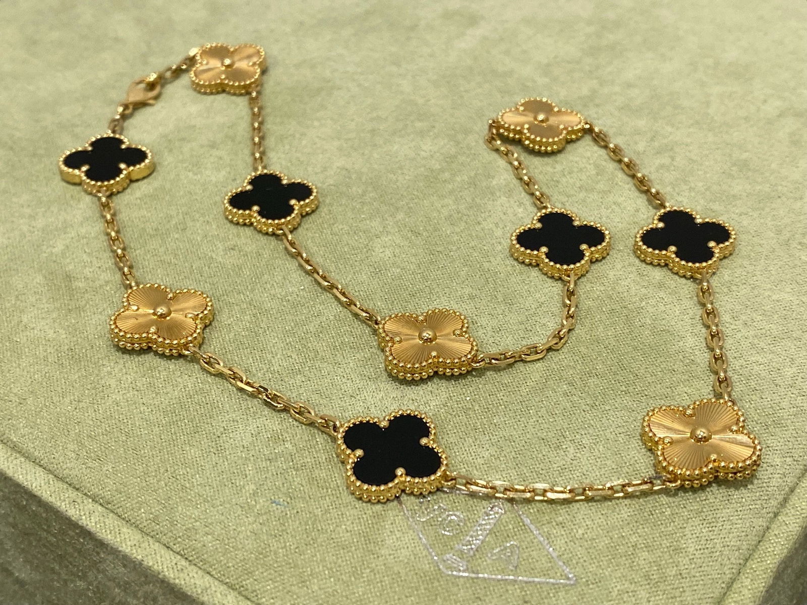Van Cleef & Arpels Vintage Alhambra 10 motifs Necklace, Onyx, 18k Yellow Gold: Condition: Like new Brand: Van Cleef & Arpels Metal: 18k Yellow gold Gem stone: Onyx Onyx: 5 Stones Motif dimensions: 15mm x 15mm Comes with original box or pouch