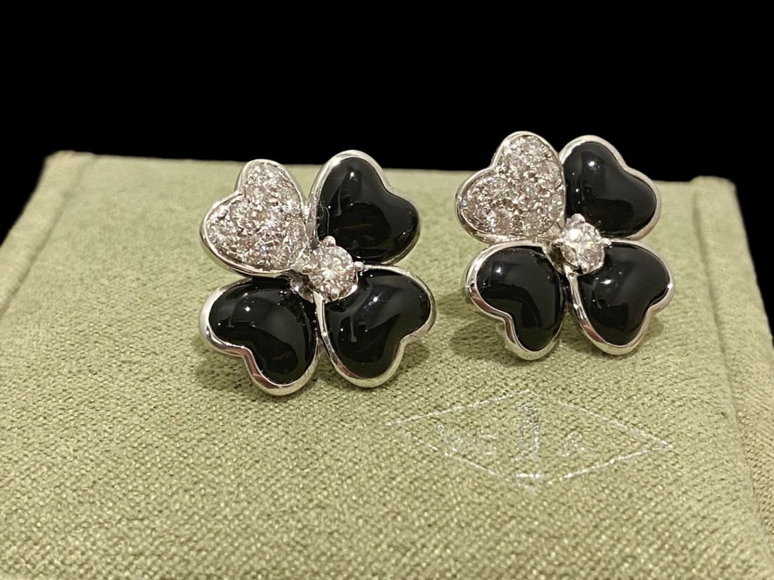 Van Cleef & Arpels Cosmos Small model earring, 18k White Gold, Onyx, (1 of 6)