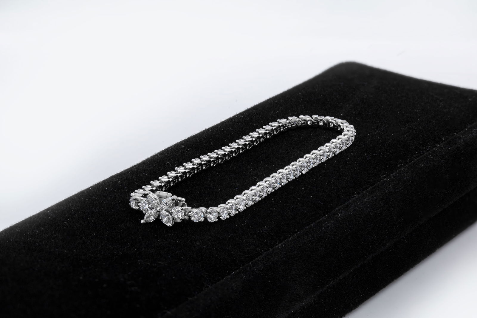 Tiffany & Co Victoria Tennis Bracelet Platinum with diamonds (1 of 4)