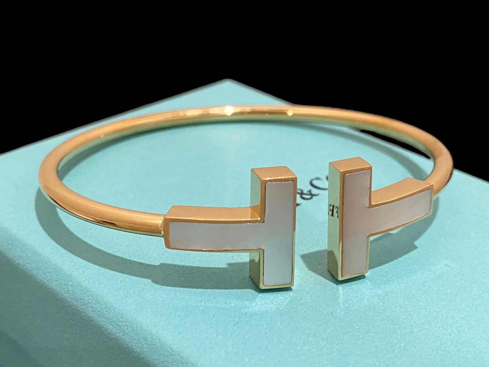 Tiffany T Wide Mother-of-pearl Wire Bracelet in 18k yellow Gold (1 of 5)