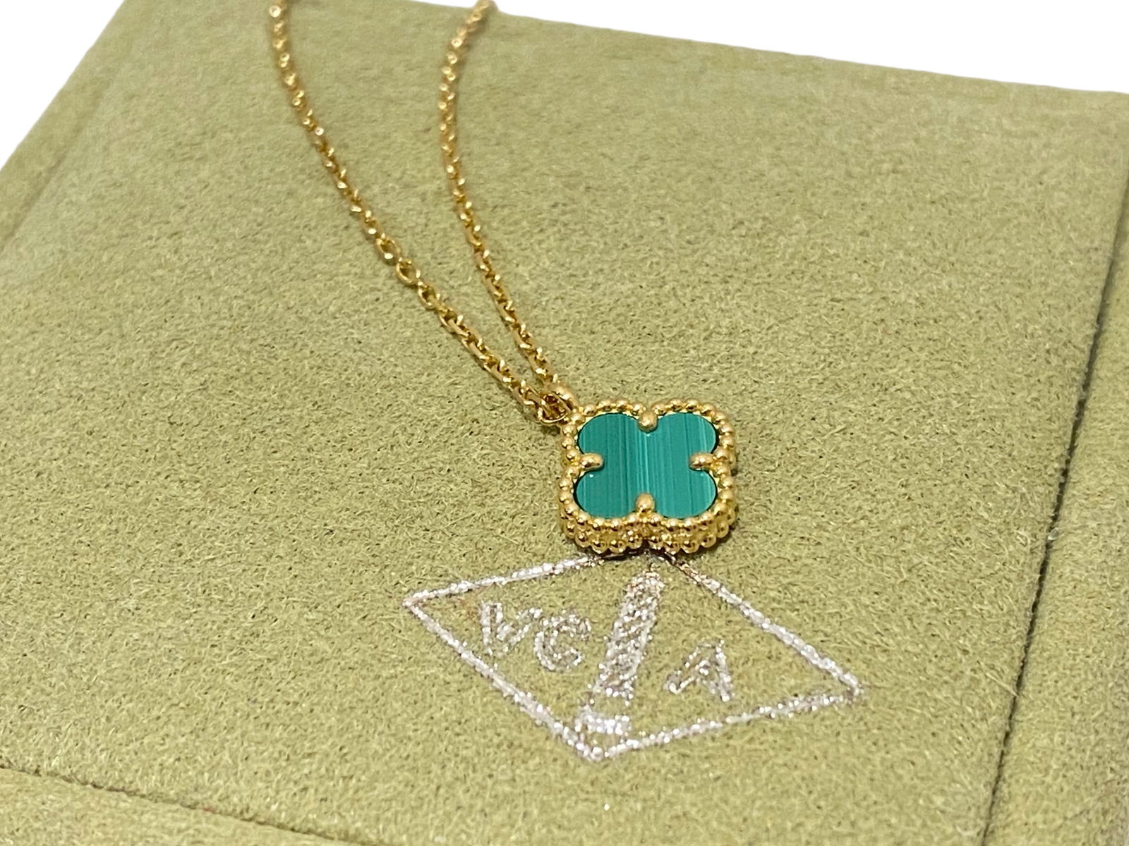 Van Cleef & Arpels Sweet Alhambra pendant, 18K yellow gold, malachite. (1 of 5)
