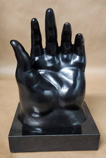 COLOMBIAN BRONZE SCULPTURE FERNANDO BOTERO HAND: FERNANDO BOTERO ( B.1932) COLOMBIAN BRONZE SCULPTURE HAND SIGNED SIZE 13.5 x 9 INCHES