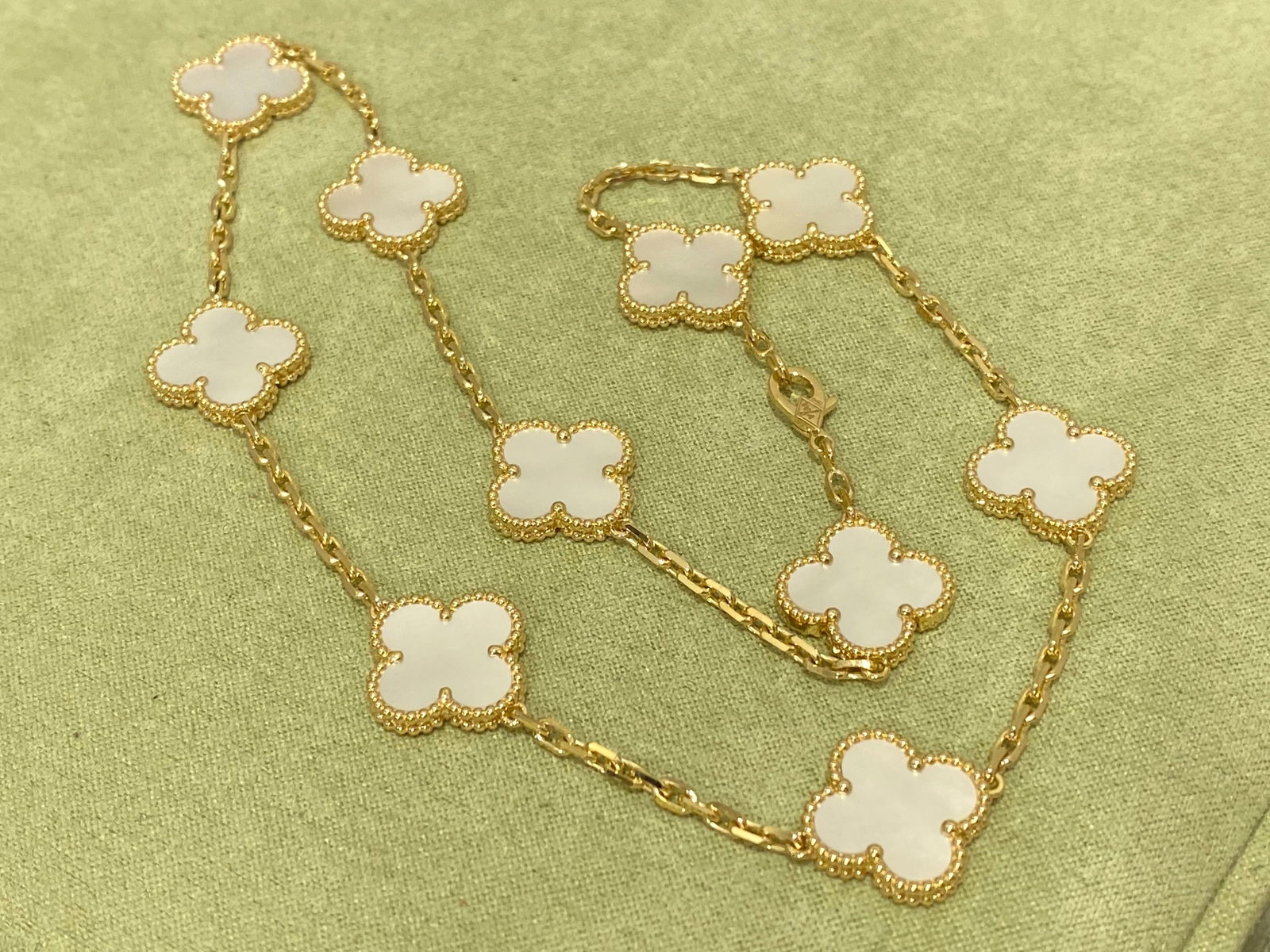Van Cleef & Arpels Vintage Alhambra necklace, 10 motifs, 18K yellow gold, Mother-of-pearl (1 of 5)