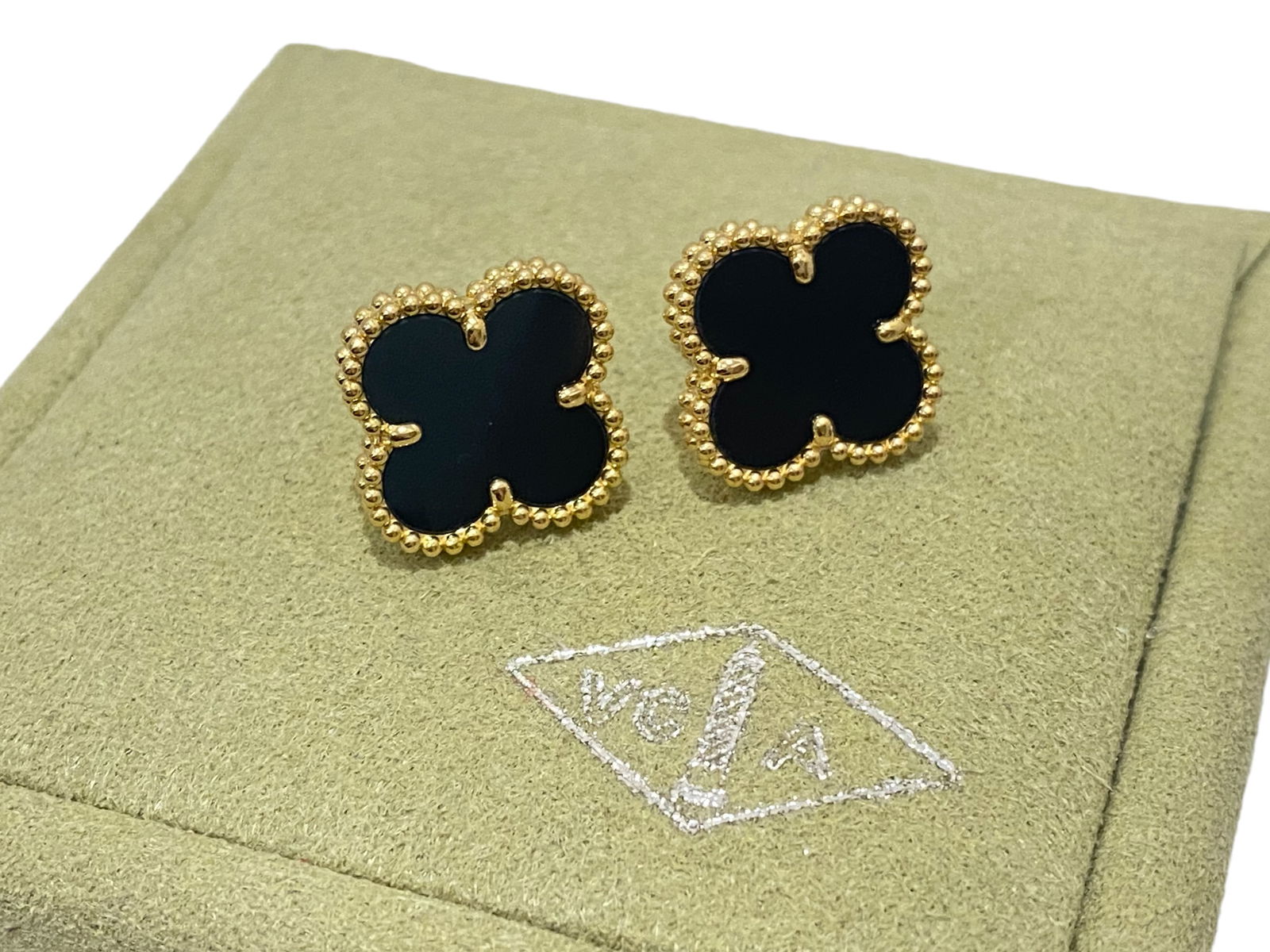 Van Cleef & Arpels Vintage Alhambra Earrings 18K yellow gold, onyx.: Condition: Like New Brand: Van Cleef & Arpels Material: 18K Yellow Gold Gemstone: Onyx : 2 Stones Clasp: Clip back with detachable stem in 18K yellow gold Comes with an original box or pouch.