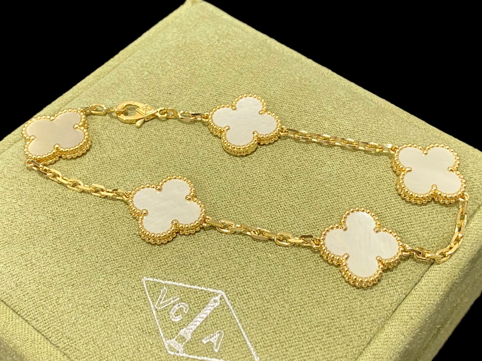 Van Cleef & Arpels Vintage Alhambra bracelet, 5 motifs. 18k Yellow gold, Mother-of-Pearl: Condition: Like new. Brand: Van Cleef & Arpels. Metal: 18k Yellow gold. Gem stone: Mother-of-Pearl. Comes with an original box or pouch.