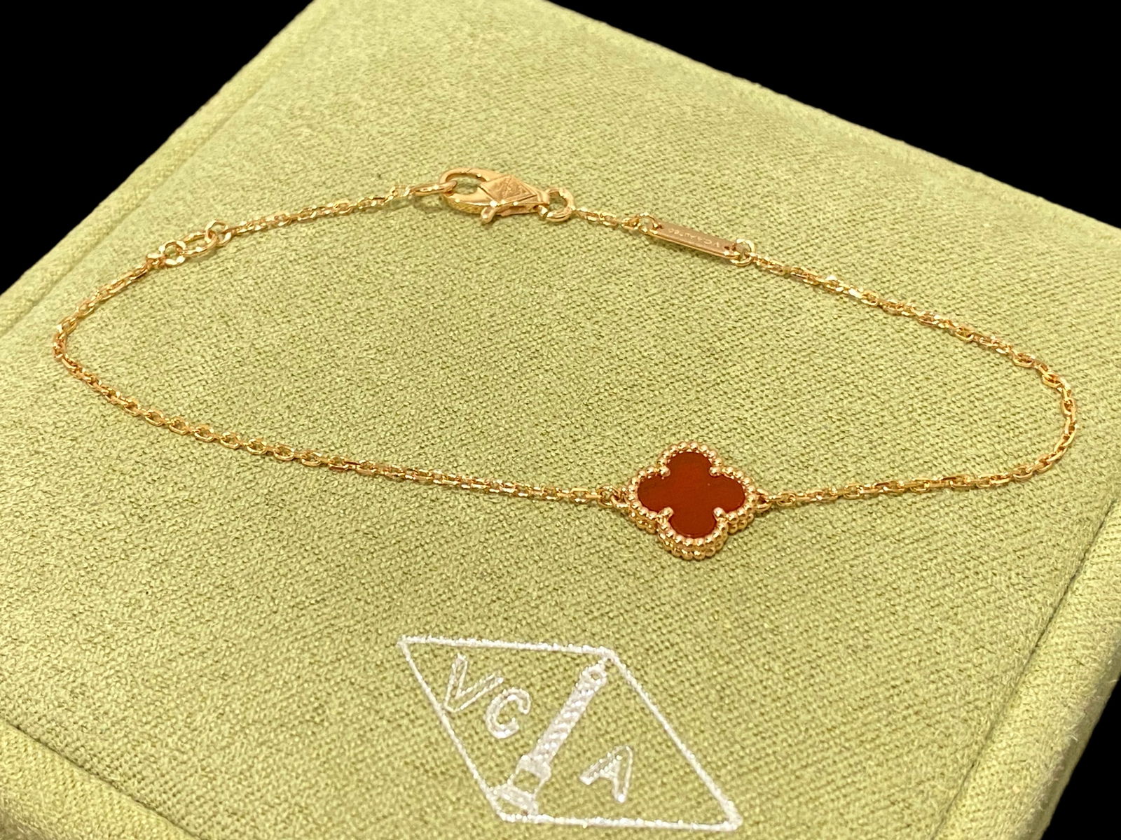 Van Cleef & Arpels Sweet Alhambra bracelet, 18k rose gold, Carnelian.: Condition: Like new. Brand: Van Cleef & Arpels. Metal: 18k rose gold. Gem stone : Carnelian Comes with an original box or pouch.