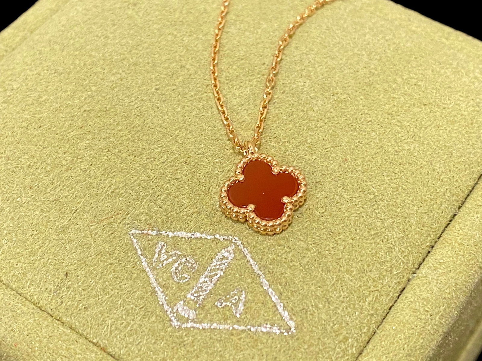 Van Cleef & Arpels Sweet Alhambra pendant, 18k rose gold, Carnelian.: Condition: Like new. Brand: Van Cleef & Arpels. Metal: 18k Rose gold. Gem stone : Carnelian Comes with an original box or pouch.