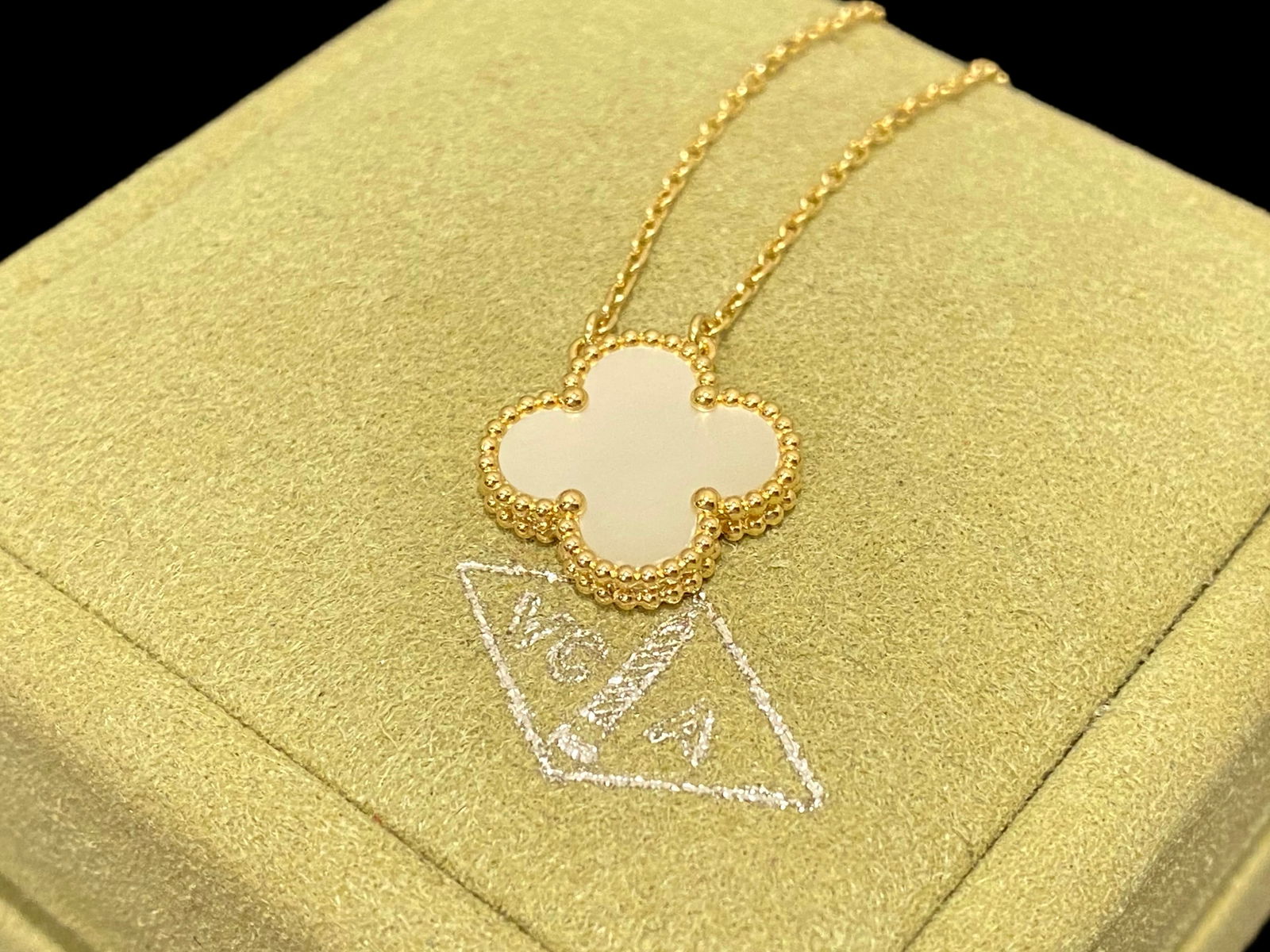 Van Cleef & Arpels Vintage Alhambra pendant . 18k Yellow gold, Mother-of -pearl.: Condition: Like new. Brand: Van Cleef & Arpels. Metal: 18k yellow gold. Gem stone: Mother-of-pearl. Chain length: 16.54 inches. Comes with an original box or pouch.