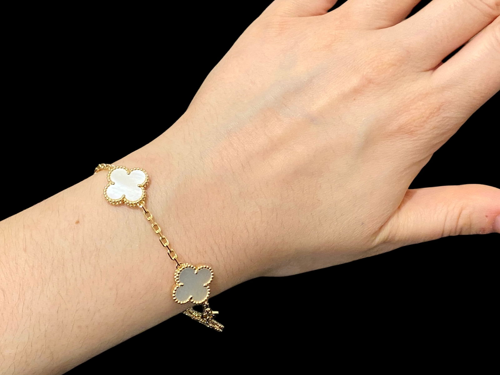 Van Cleef & Arpels Vintage Alhambra bracelet, 5 motifs. 18k Yellow gold, Mother-of-Pearl: Condition: Like new. Brand: Van Cleef & Arpels. Metal: 18k Yellow gold. Gem stone: Mother-of-Pearl. Comes with an original box or pouch.