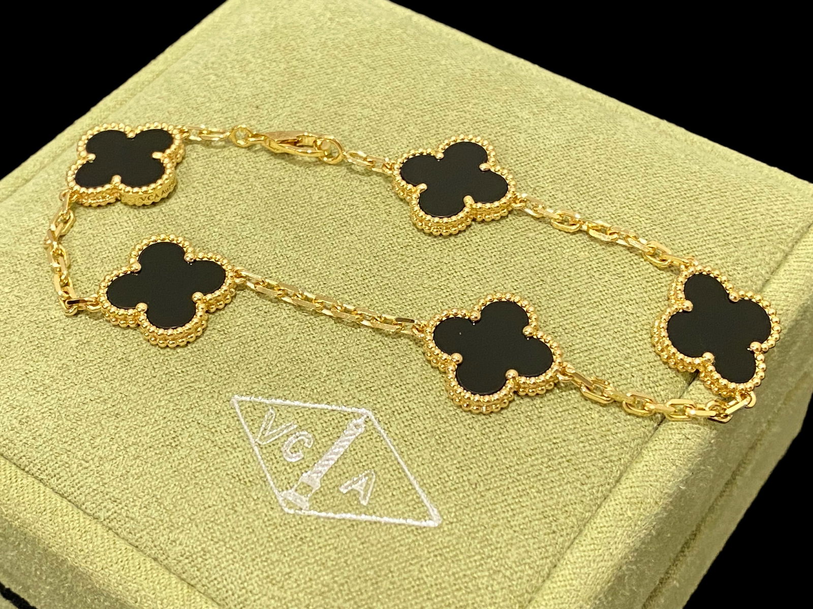 Van Cleef & Arpels Vintage Alhambra bracelet, 5 motifs. 18k Yellow gold, Onyx: Condition: Like new. Brand: Van Cleef & Arpels. Metal: 18k Yellow gold. Gem stone: Onyx Comes with an original box or pouch.