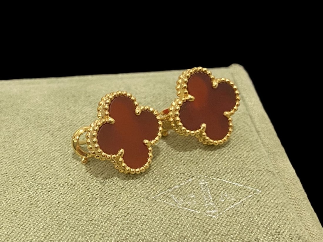 Van Cleef & Arpels Vintage Alhambra Earrings 18k Carnelian: Van Cleef & Arpels Vintage Alhambra Earrings 18k Yellow Gold Carnelian Condition: like new. Metal: 18k yellow gold. Gemstone: Carnelian. Comes with original box or pouch.