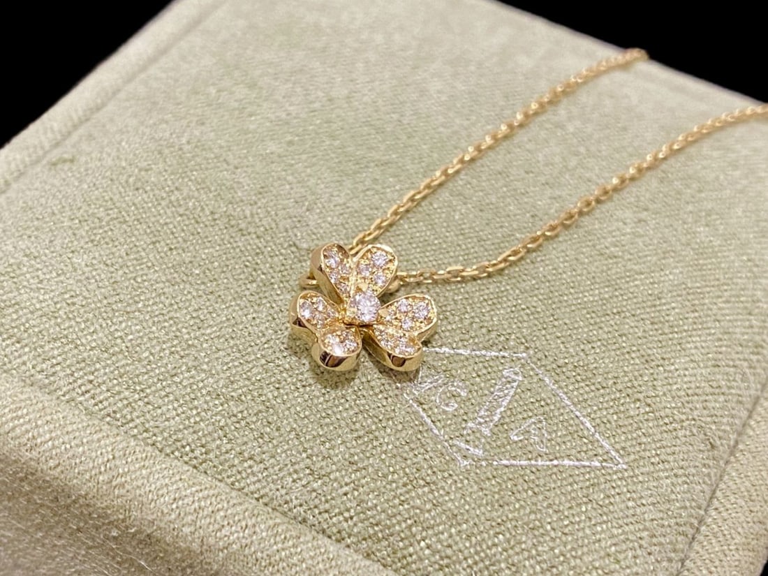 Van Cleef & Arpels Frivole pendant mini model. 18k yellow gold ,Diamond. (1 of 5)