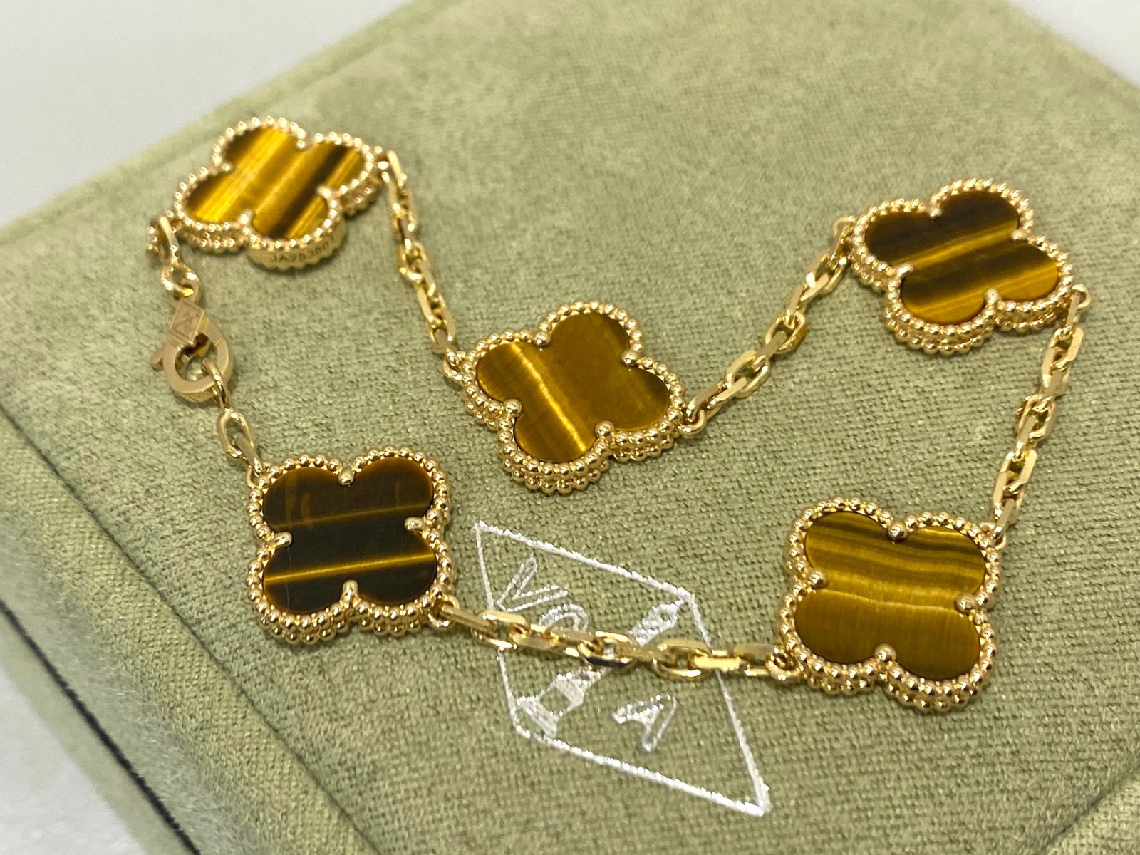 Van Cleef & Arpels Vintage Alhambra bracelet, 5 motifs. 18k yellow gold, Tiger eye. (1 of 5)