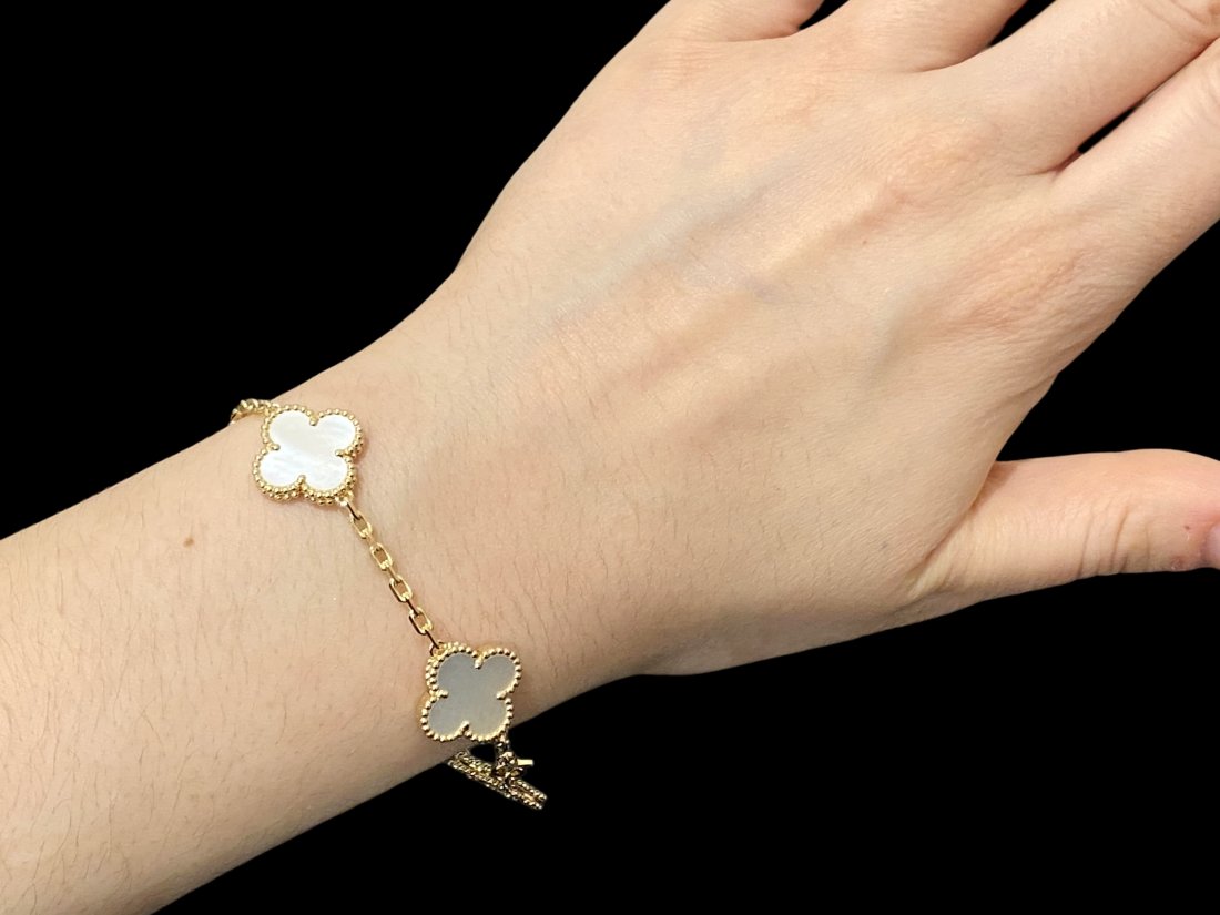 Van Cleef & Arpels Vintage Alhambra bracelet, 5 motifs. 18k Yellow gold, Mother-of-Pearl: Condition: Like new. Brand: Van Cleef & Arpels. Metal: 18k Yellow gold. Gem stone: Mother-of-Pearl. Comes with an original box or pouch.