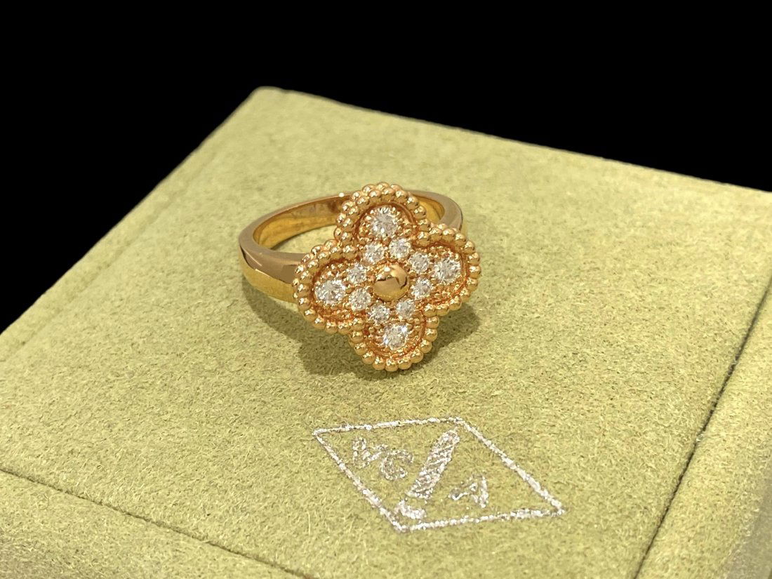 Van Cleef and Arpels Vintage Alhambra ring, 18K rose gold, Diamond (1 of 7)