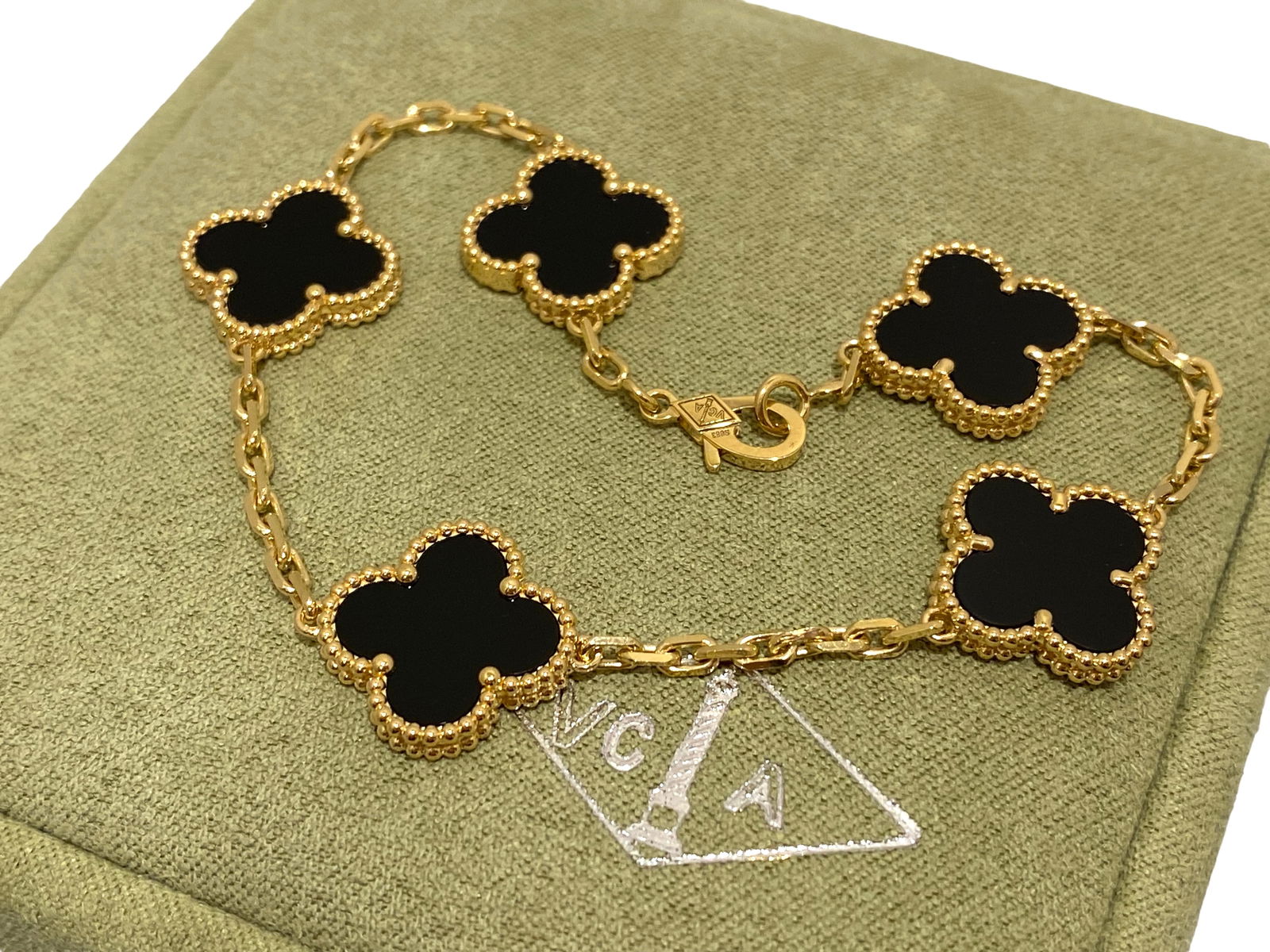 Van Cleef & Arpels Vintage Alhambra Bracelet 5 Motifs 18K Yellow Gold & Onyx: Vintage Alhambra Bracelet 5 Motifs 18K Yellow Gold & Onyx Condition: Like new Brand: Van Cleef & Arpels Metal: 18k Yellow gold Gem stone: Onyx Comes with an original box or pouch.