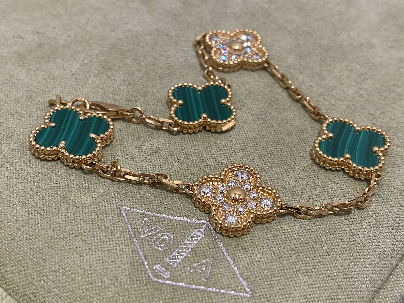 Van Cleef & Arpels Vintage Alhambra bracelet, 5 motifs. 18k yellow gold, Malachite, Diamonds.: Van Cleef & Arpels Vintage Alhambra bracelet, 5 motifs. 18k yellow gold, Malachite, Diamonds. Condition: Like new. Brand: Van Cleef & Arpels. Metal: 18k yellow gold. Gem stone: Malachite. Gem stone :