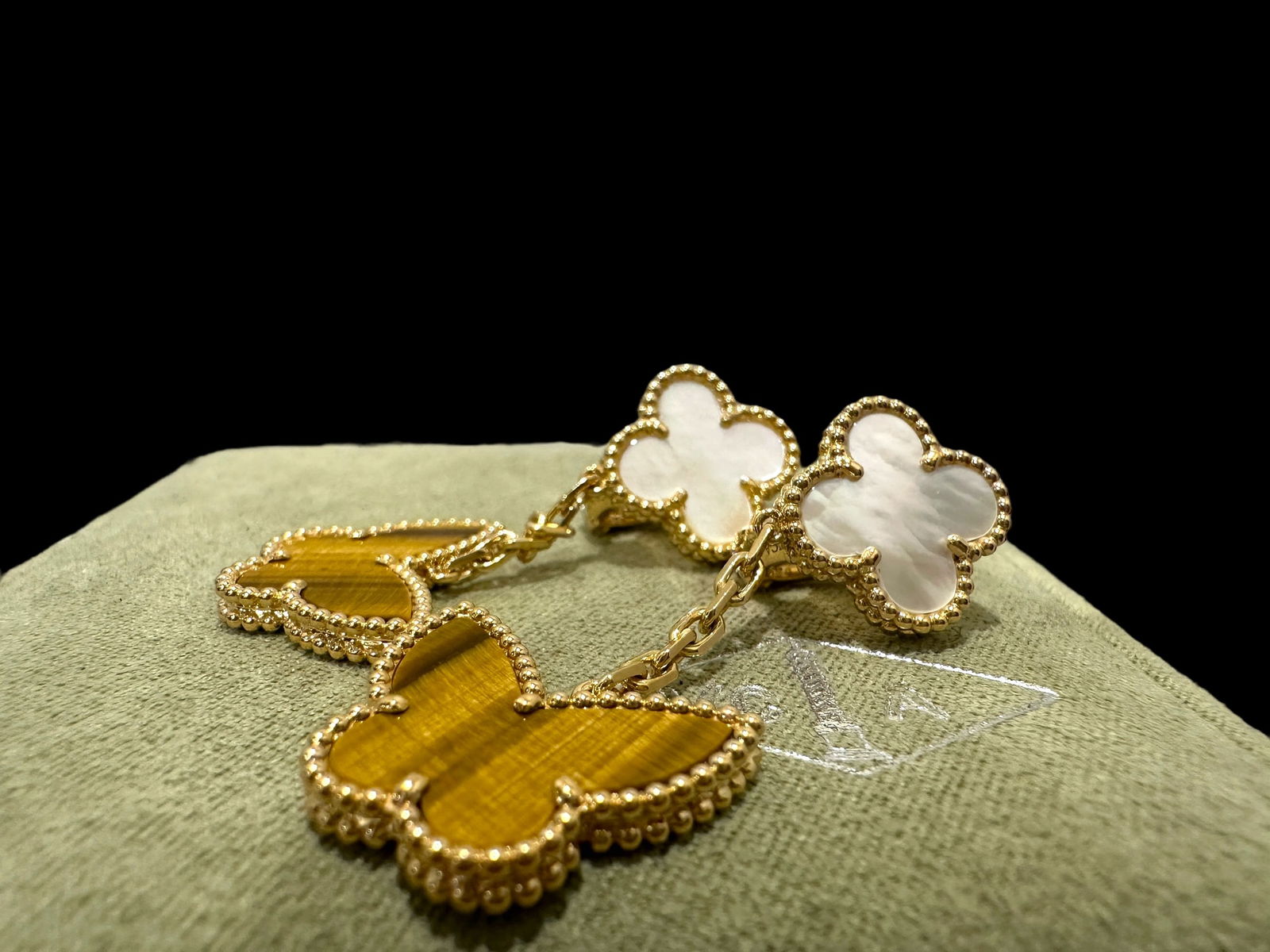 Van Cleef & Arpels Lucky Alhambra earrings, 2 motifs, 18K yellow gold, Mother-of-pearl, Tiger Eye (1 of 7)