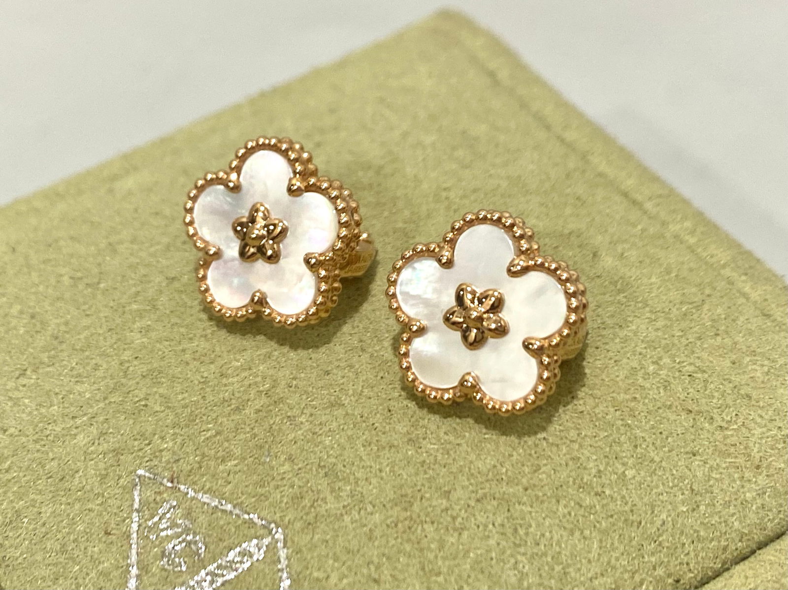 Van Cleef & Arpels Lucky Spring earrings, plum blossom 18K rose gold, Mother-of-pearl (1 of 4)