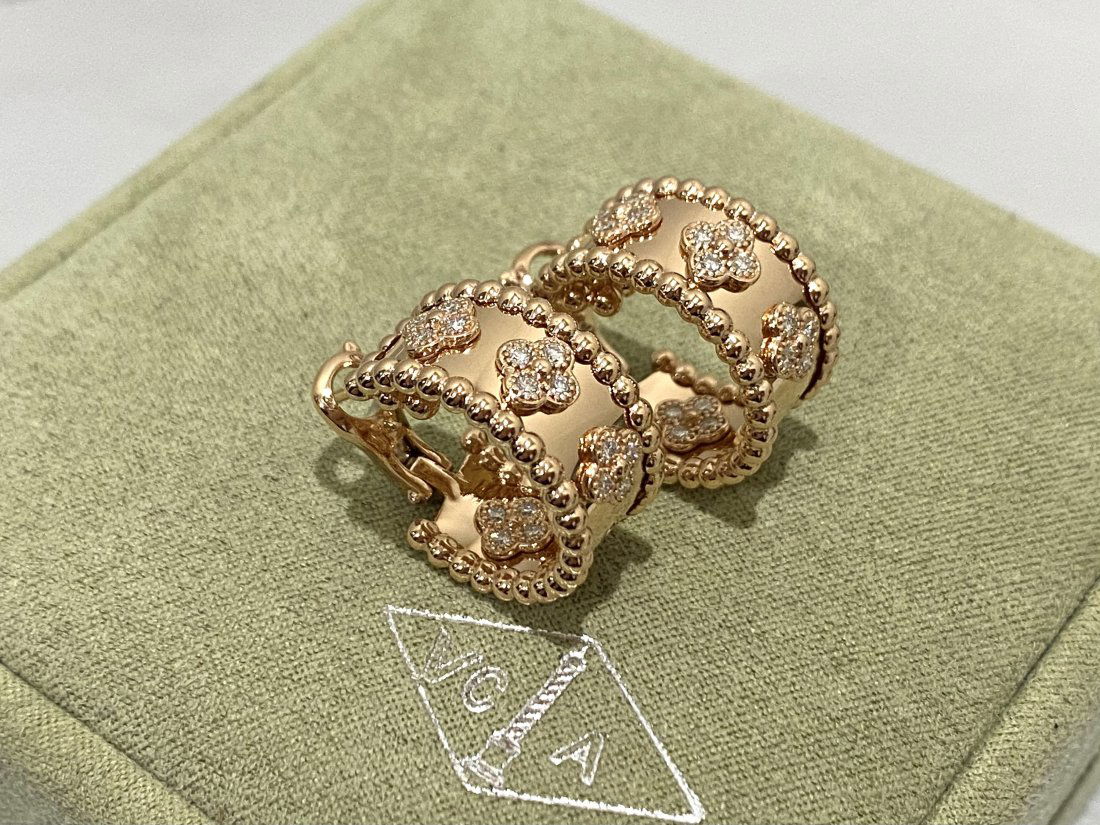 Van Cleef & Arpels Perl?e clovers hoop earrings, 18K rose gold, Diamond (1 of 4)