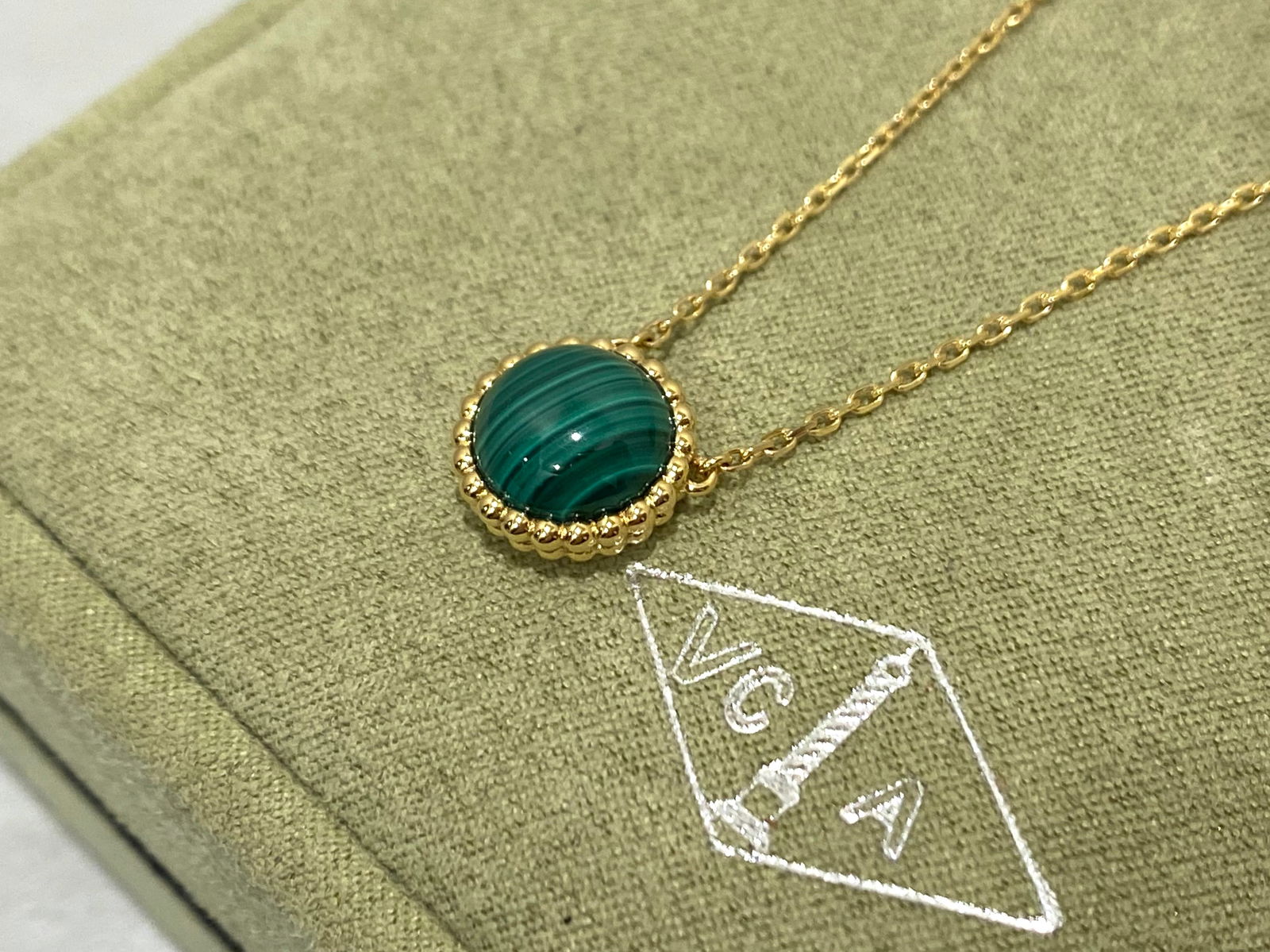 Van Cleef & Arpels Perlee couleurs pendant, 18K yellow gold, Malachite (1 of 6)