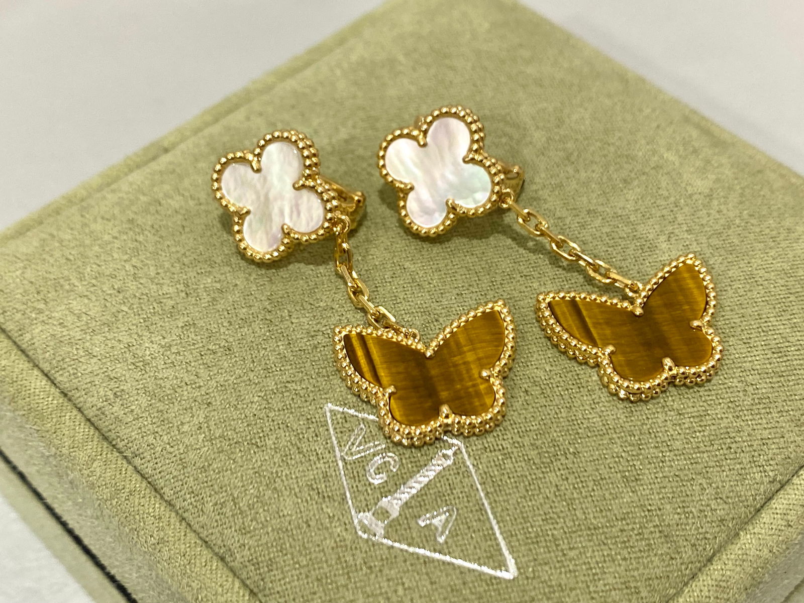 Van Cleef and Arpels Lucky Alhambra earrings, 2 motifs, 18K yellow gold, Mother-of-pearl, Tiger Eye (1 of 6)