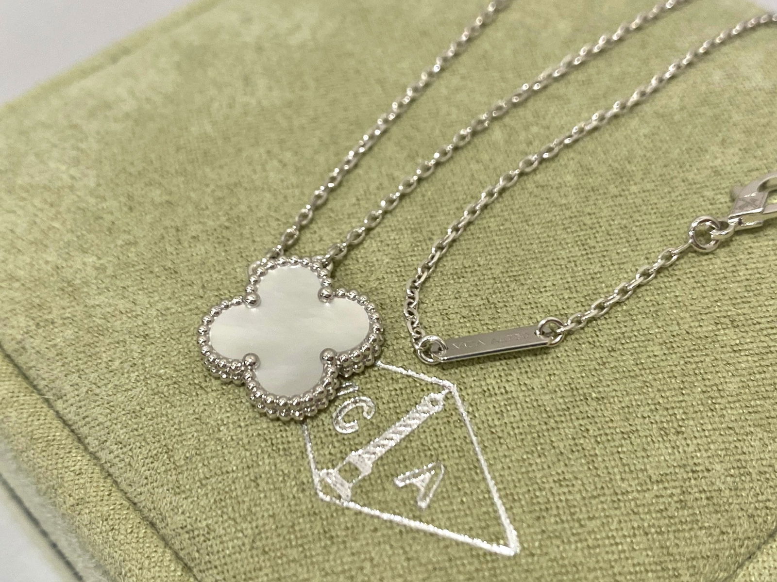 Van Cleef & Arpels Vintage Alhambra pendant, 18K white gold, Mother-of-pearl: Condition: Like new Brand: Van Cleef & Arpels Metal: 18k white gold Gem stone: Mother-of-pearl Comes with an original box or pouch.