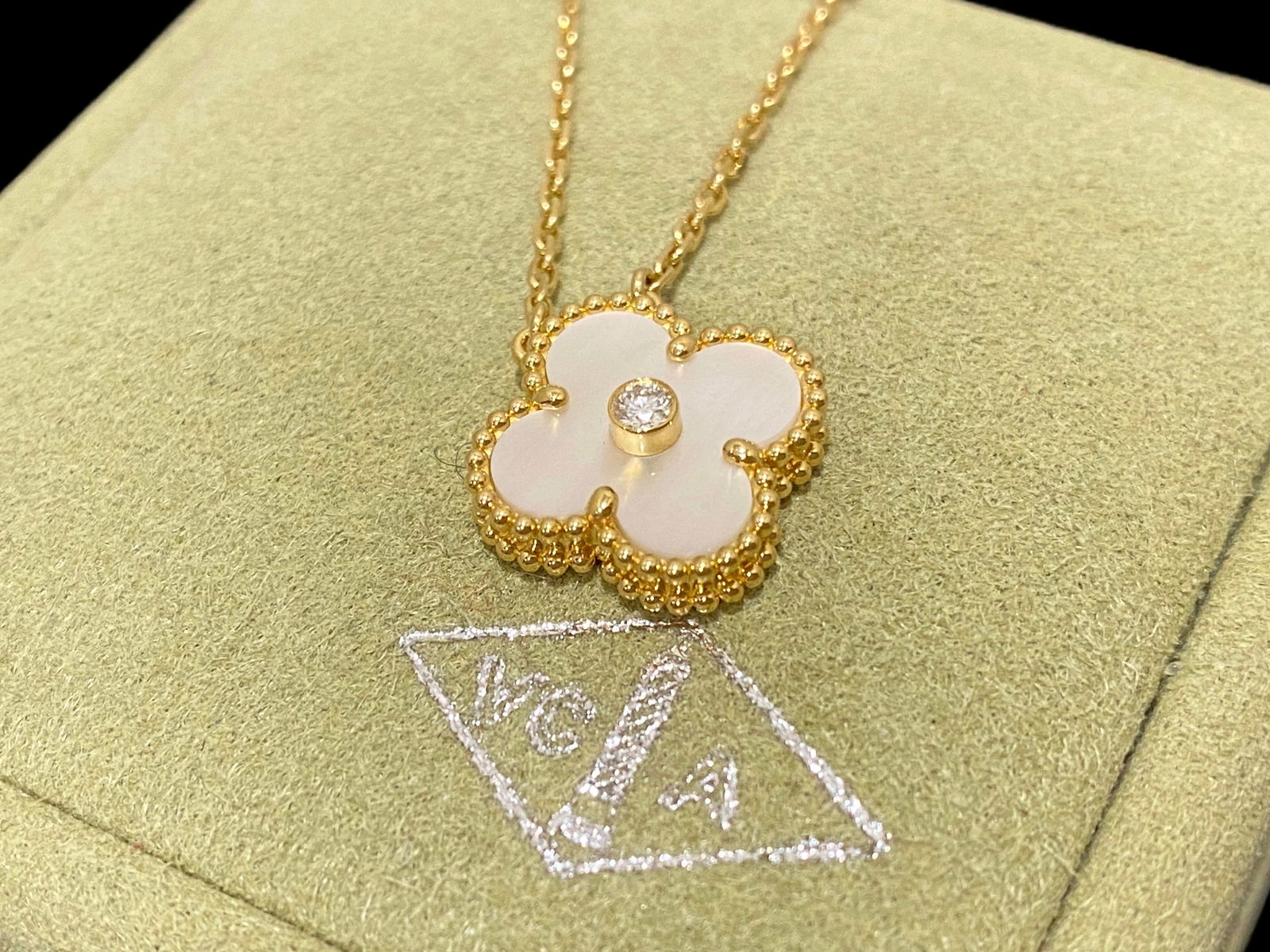 Van Cleef & Arpels Vintage Alhambra pendant, 18K yellow gold, Mother-of-pearl, Diamond.: Condition: Like new Brand: Van Cleef & Arpels Metal: 18k Yellow gold Gem stone: Mother-of-pearl. Gemstone: Diamond approx.0.05ct. DiamondClasp: Hallmark clasp, small model in 18K yellow gold Size: Cha