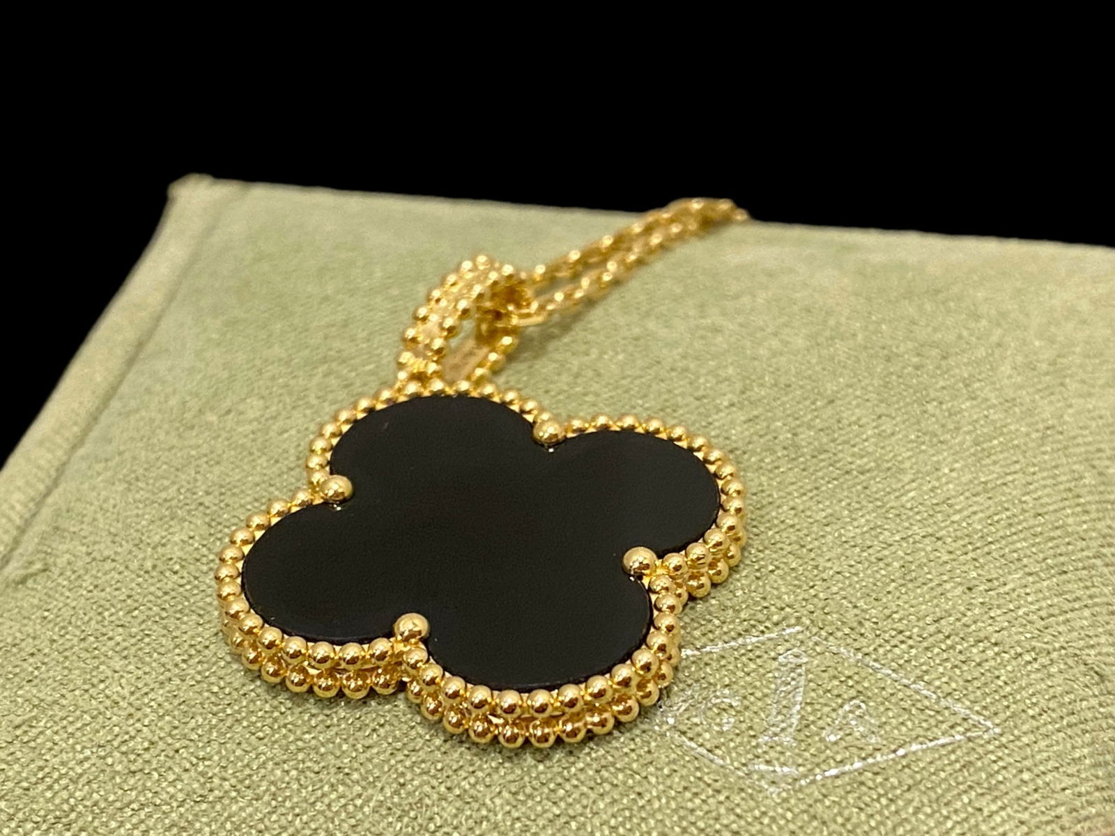 Van Cleef & Arpels Magic Alhambra Long Necklace, 1 Motif 18K Yellow Gold & Onyx: Condition: Like newBrand: Van Cleef & ArpelsMetal: 18k yellow goldGem stone: OnyxChain length: 35.43 inchesComes with an original box or pouch. Retail price: $ 6,100