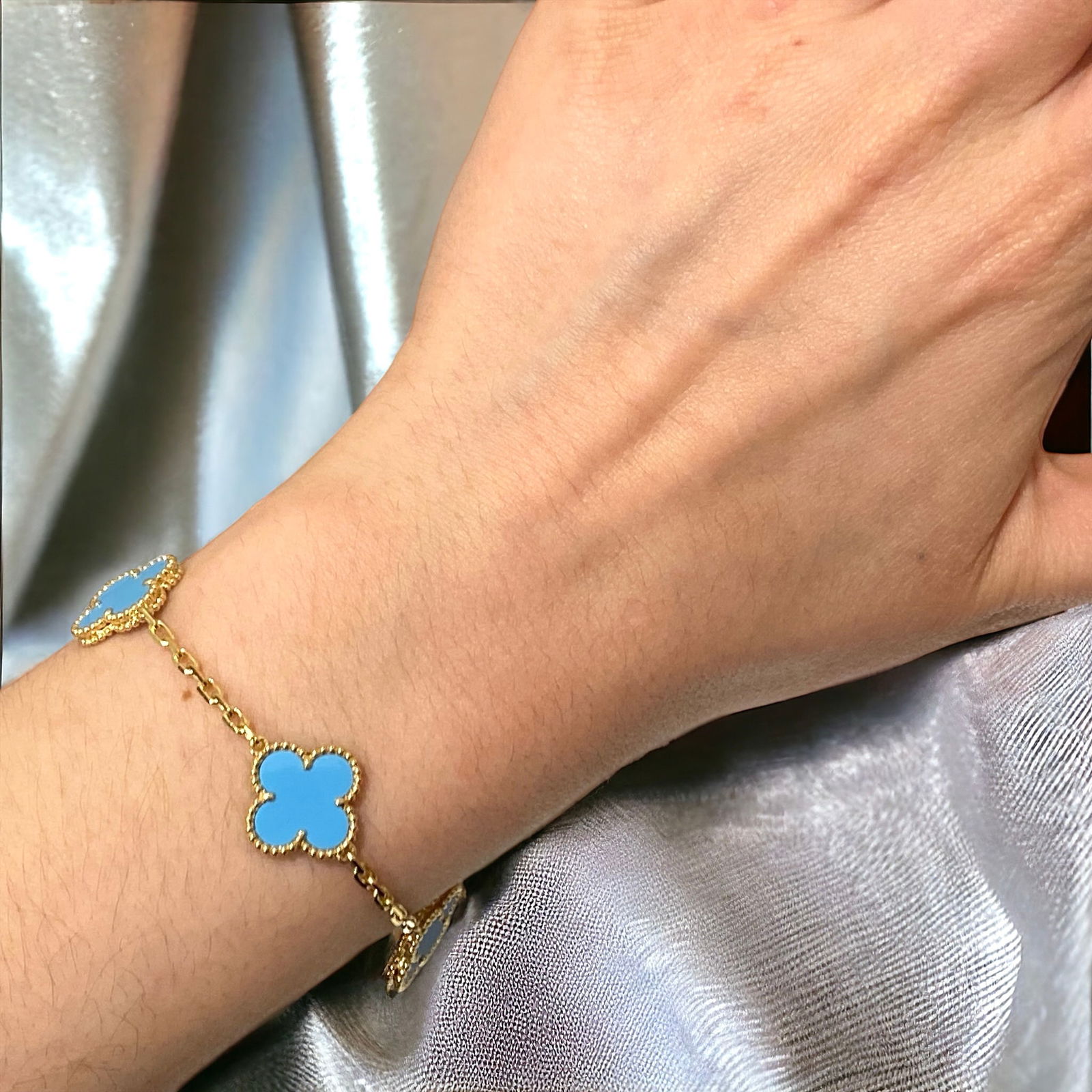 Van Cleef & Arpels 18K Yellow Gold Turquoise Vintage Alhambra 5 Motifs Bracelet: Van Cleef & Arpels Vintage Alhambra Bracelet 5 Motifs 18K Yellow Gold Turquoise Condition: Good Material: 18K Yellow Gold Gem Stone: Turquoise Length: 7.5 inch Comes with an original box or pouch.