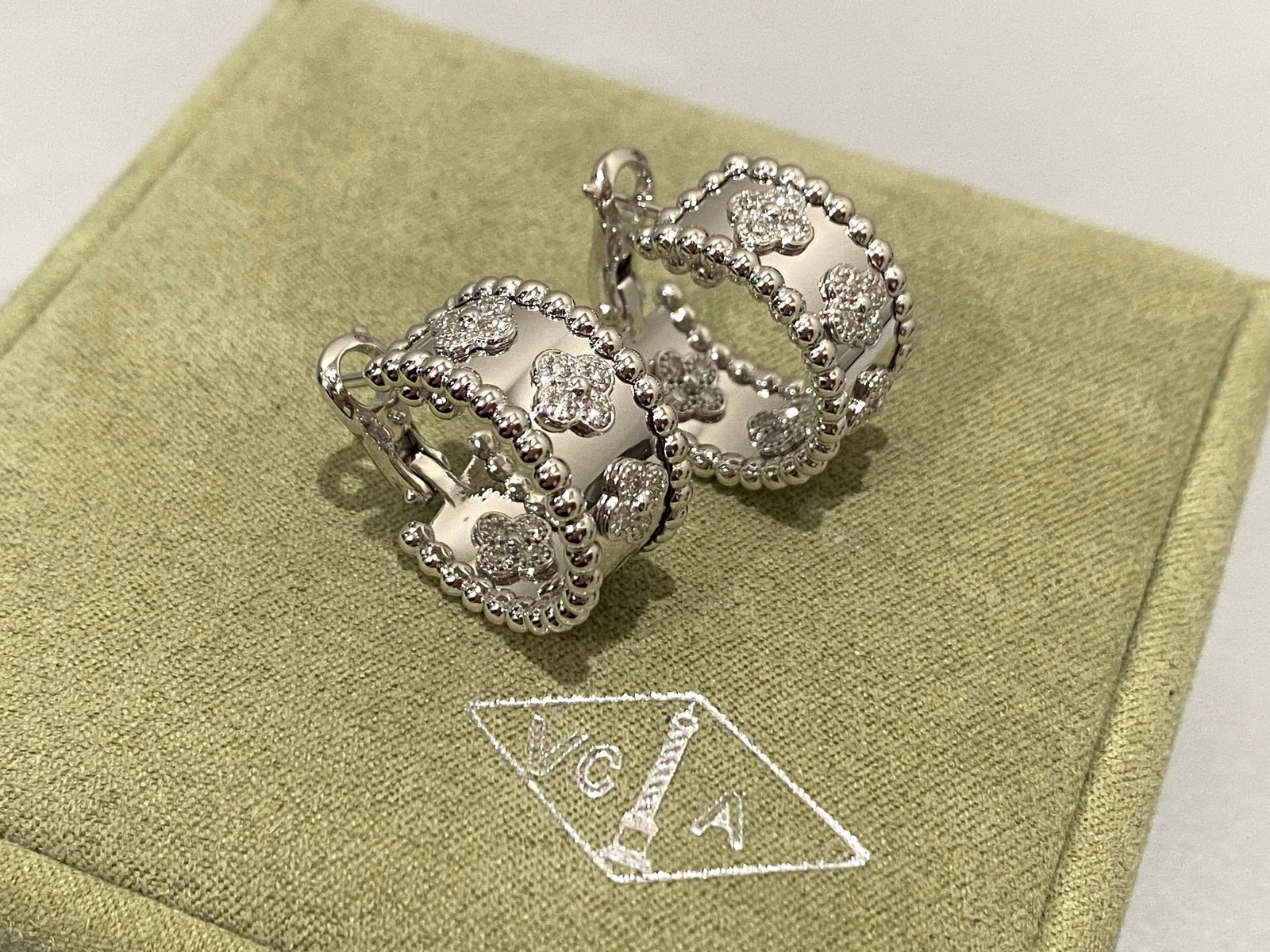 Van Cleef & Arpels Perlee clovers hoop earrings, 18K white gold, Diamond (1 of 4)