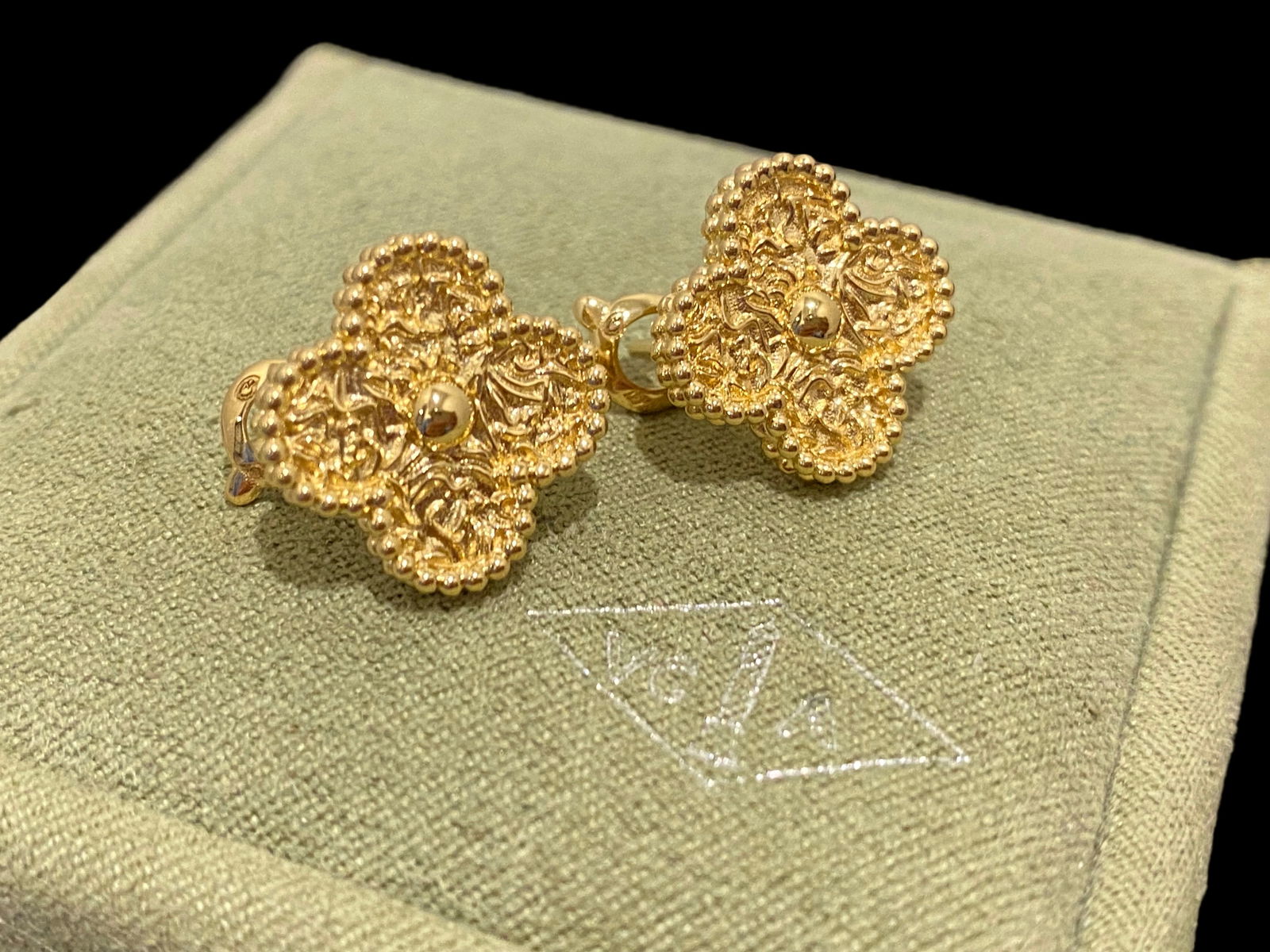 Van Cleef & Arpels Vintage Alhambra Earrings 18K Yellow Gold, Hammer (1 of 4)