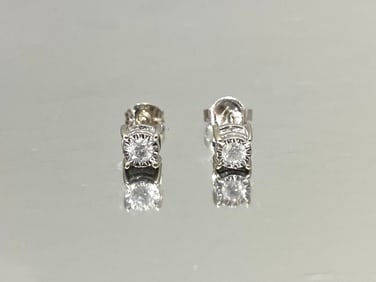 14k White Gold Stud Earrings with Round Solitaire Diamond (side diamonds)