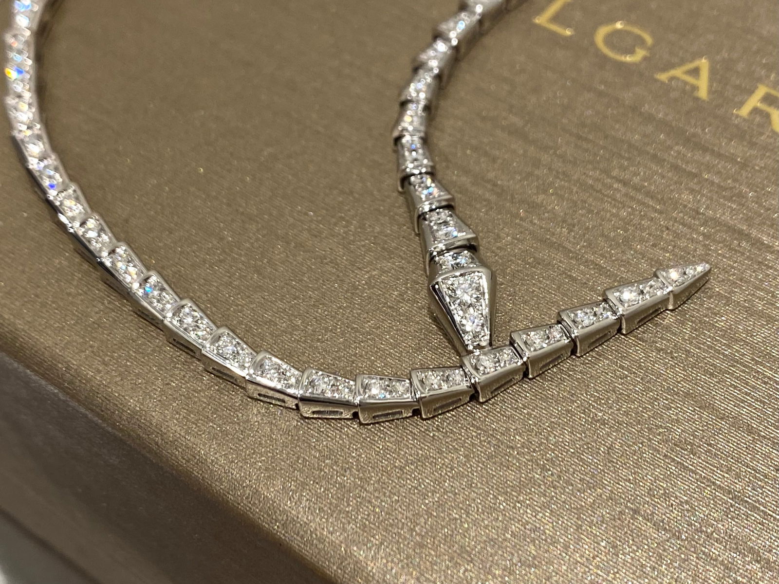 BVLGARI Serpenti Viper 18 kt white gold necklace set with pave diamonds (1 of 7)
