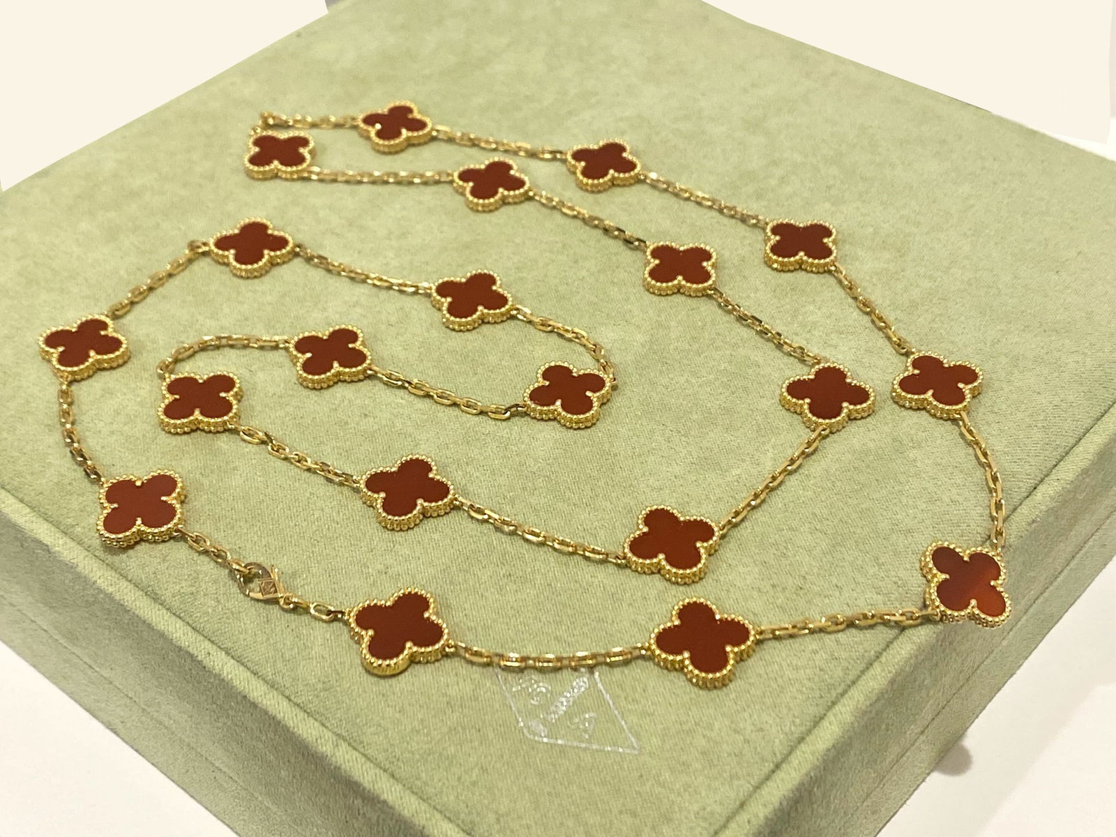 Van Cleef & Arpels Vintage Alhambra long necklace, 20 motifs 18K Yellow gold, Carnelian (1 of 7)