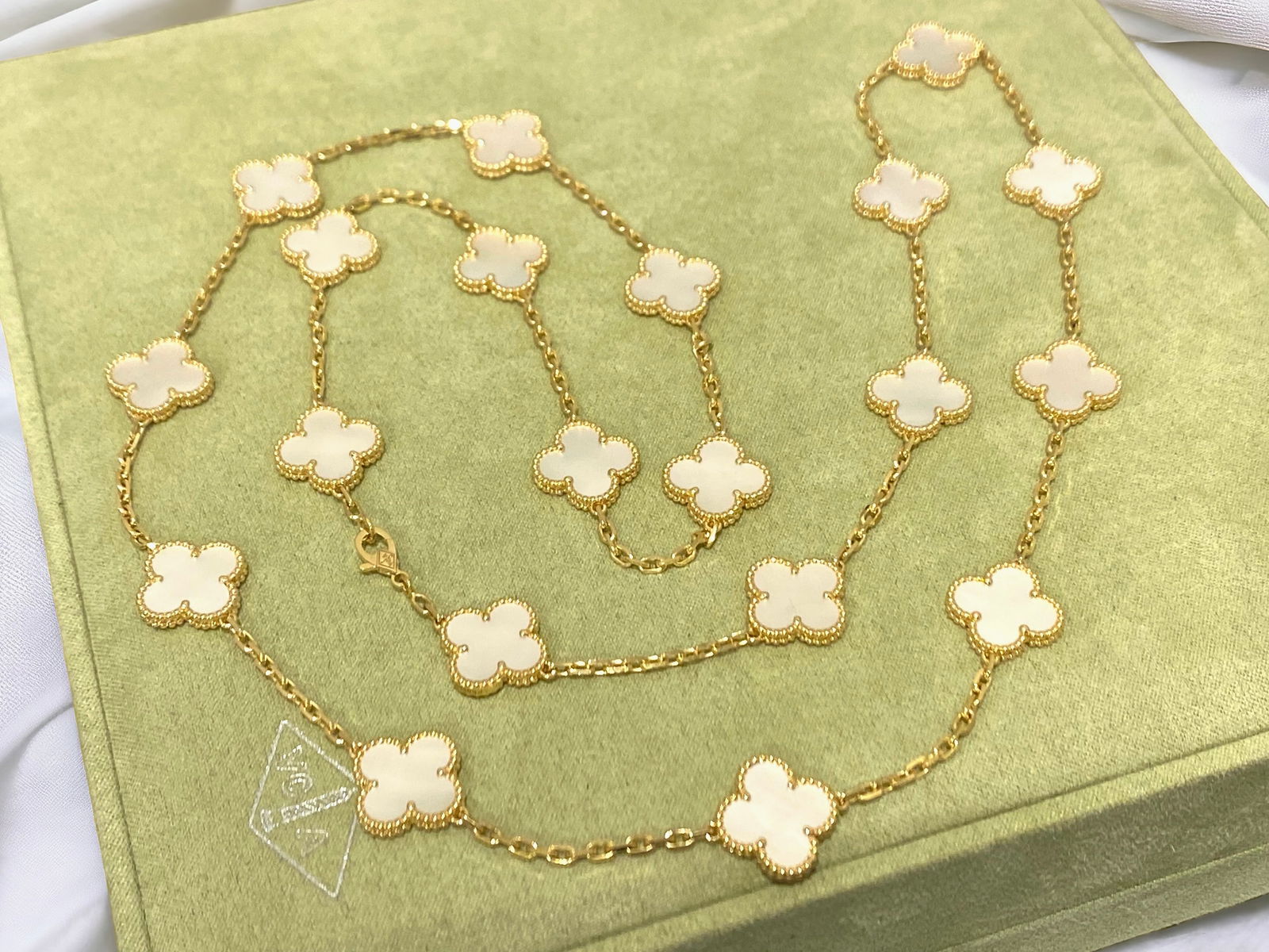 Van Cleef & Arpels Vintage Alhambra long necklace, 20 motifs, 18K yellow gold, Mother-of-pearl (1 of 6)