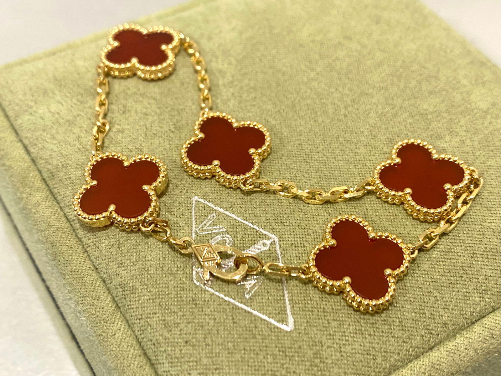 Van Cleef & Arpels Vintage Alhambra bracelet, 5 motifs. 18k Yellow gold, Carnelian. (1 of 4)