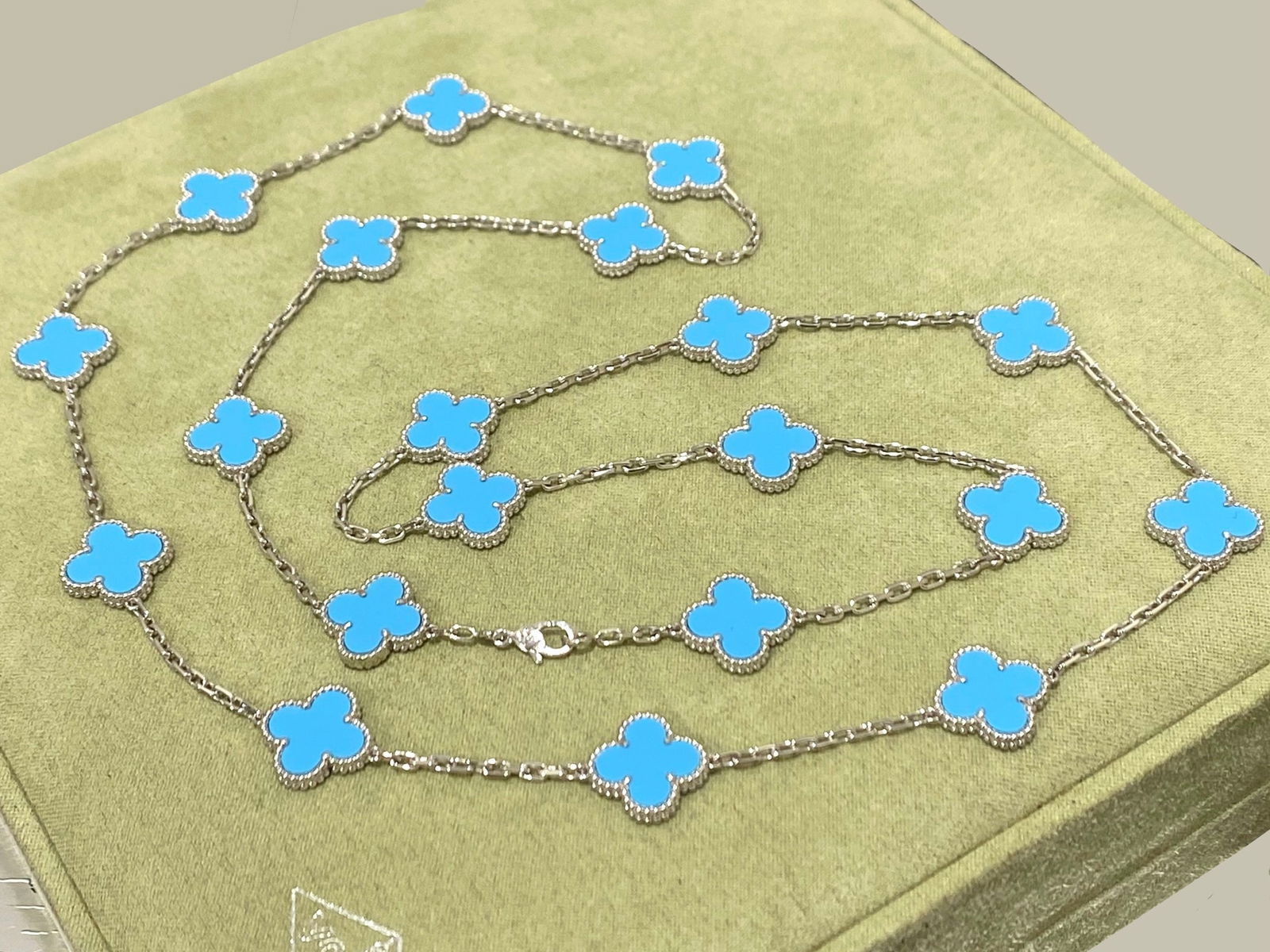 Van Cleef & Arpels Vintage Alhambra long necklace, 20 motifs 18K White gold, Turquoise (1 of 5)