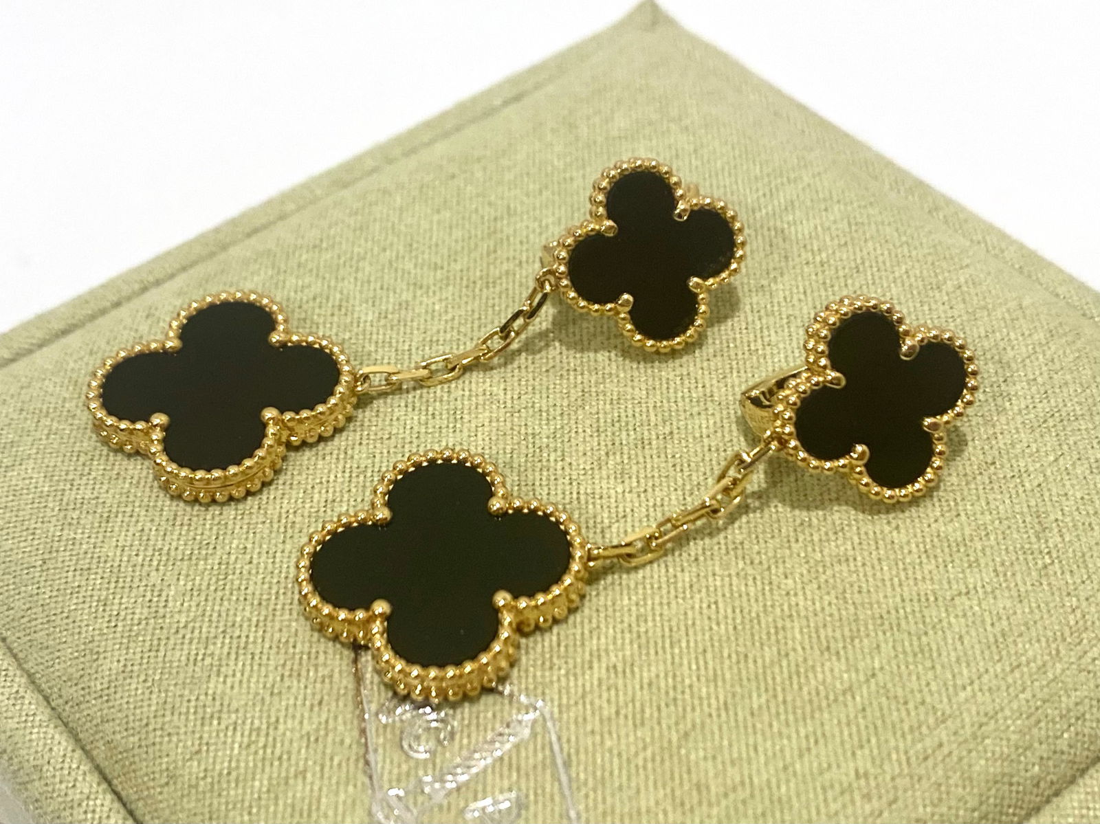 Van Cleef & Arpels Magic Alhambra earrings, 2 motifs, 18K yellow gold, Onyx (1 of 4)