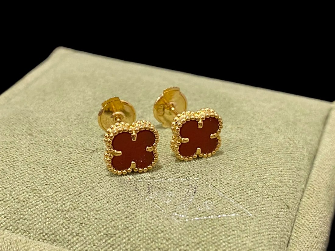Van Cleef & Arpels Sweet Alhambra Earstuds 18K Yellow Gold Carnelian: Brand: Van Cleef & Arpels Condition: Like new Metal: 18K Yellow Gold Gemstone: Carnelian Comes with original pouch or box