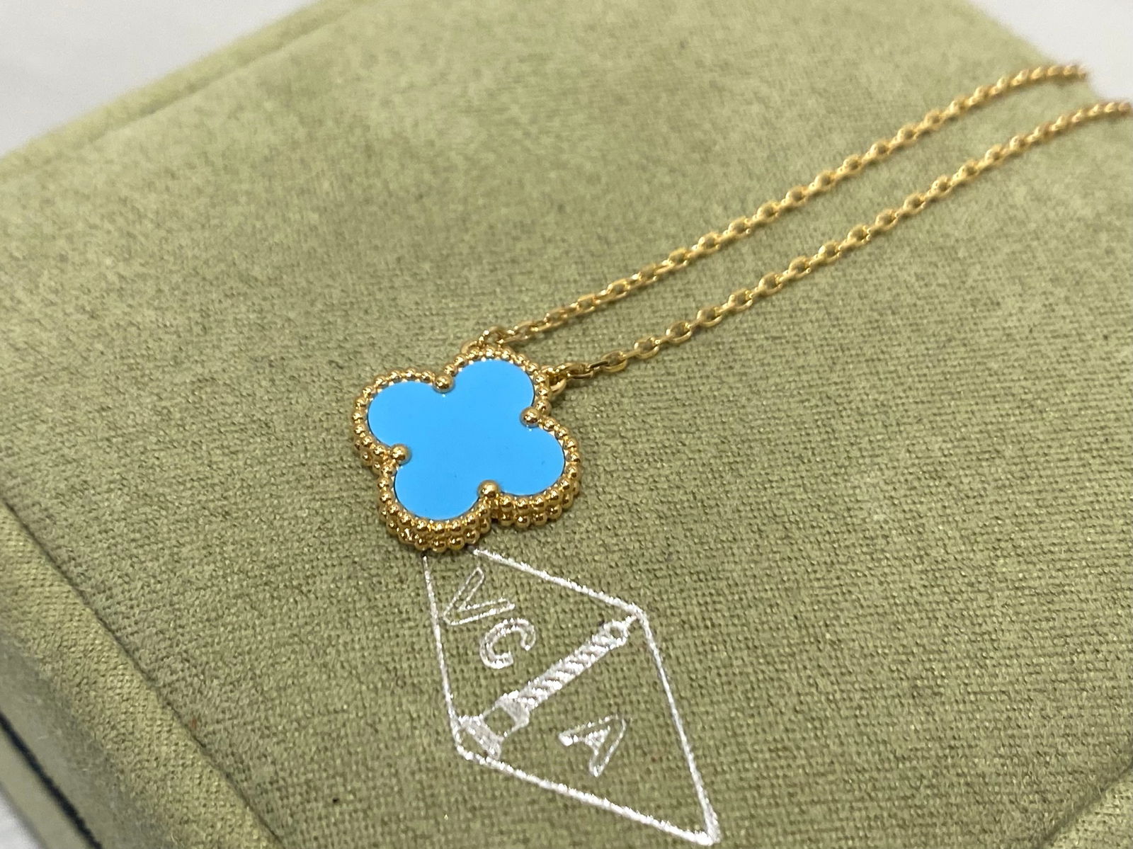 Van Cleef & Arpels Vintage Alhambra pendant, 18K Yellow gold, Turquoise: Condition: Like new. Brand: Van Cleef & Arpels. Metal: 18k yellow gold. Gem stone: Turquoise Turquoise: 1 stone Clasp: Hallmark Clasp small Model in 18K yellow gold Chain length: 16.5 inches Comes wit