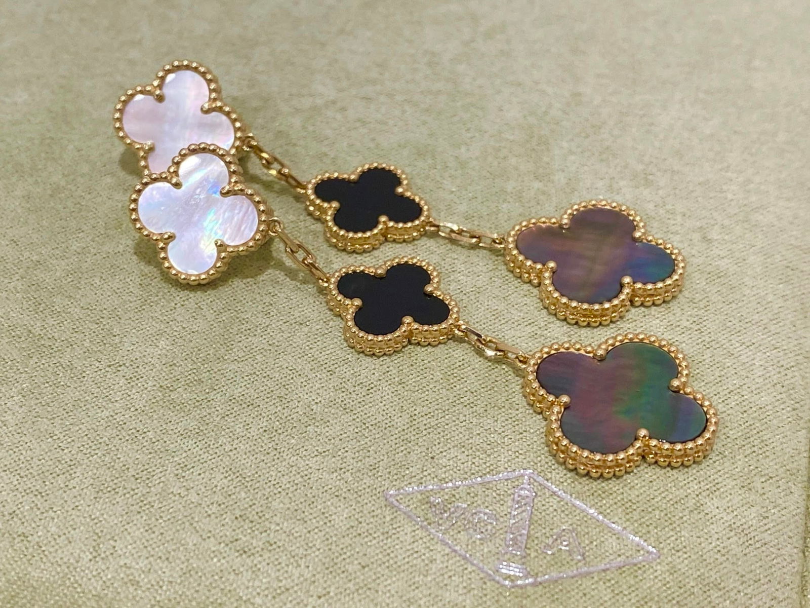 Van Cleef & Arpels Magic Alhambra earrings, 3 Motifs, 18k yellow gold, Mother-of-pearl, Onyx.: Condition: like new. Brand: Van Cleef & Arpels. Metal: 18k Yellow gold. Gemstone: Mother-of -pearl. Gemstone: Onyx. Comes with an original box or pouch.