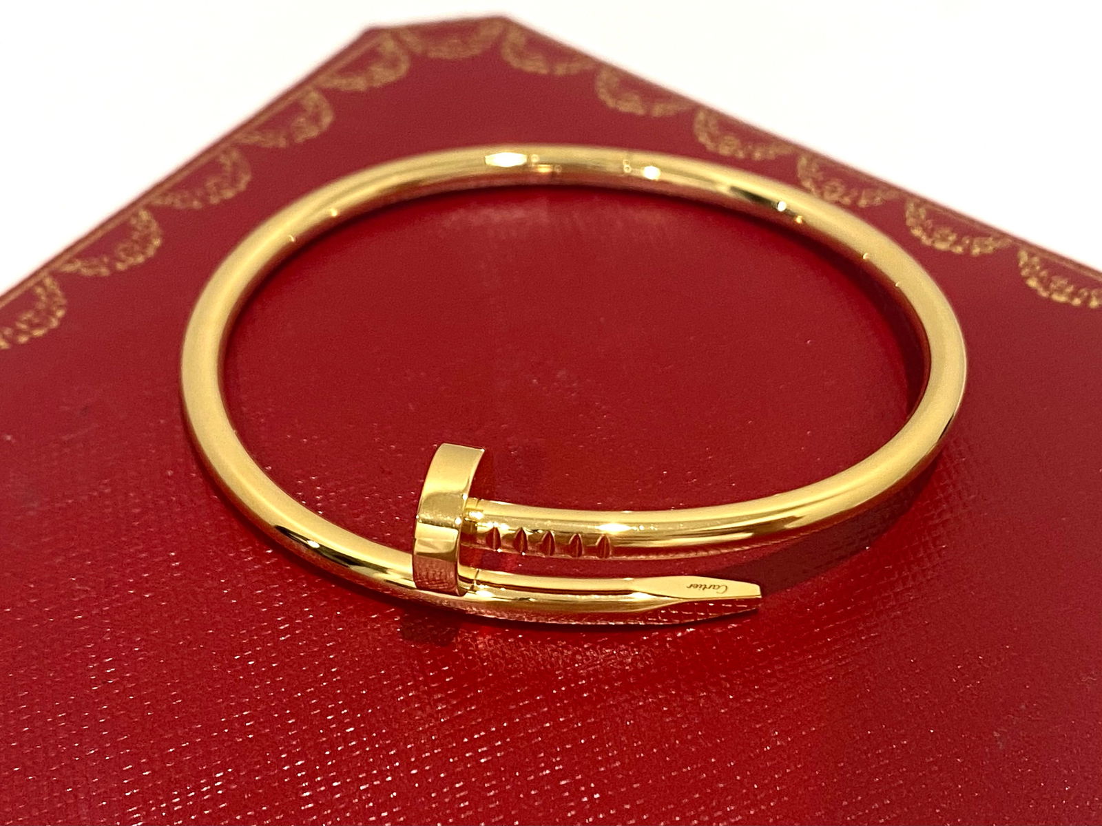 Cartier Juste un Clou bracelet, classic, 18K yellow gold, Size 17: Condition: Like NewBrand: Cartier Material: 18K Yellow Gold Size: 17Comes with original box or pouch