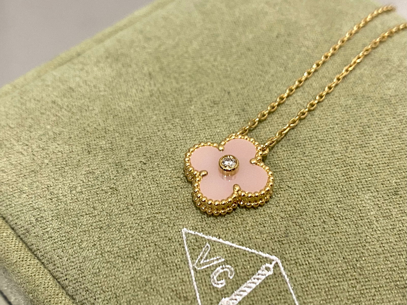 Van Cleef & Arpels Vintage Alhambra pendant, 18K yellow gold, Pink Porcelain, Diamond. (1 of 5)