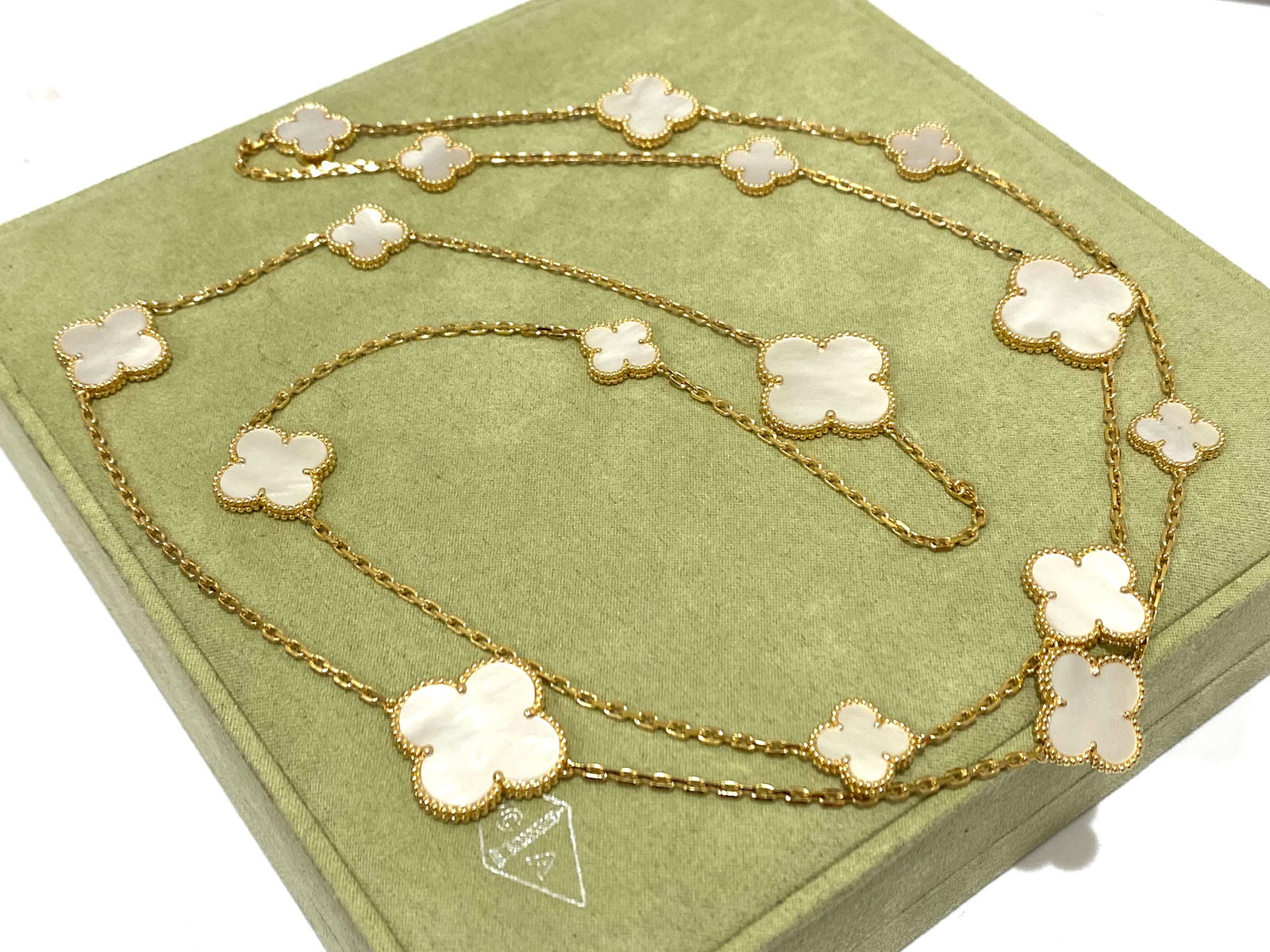 Van Cleef & Arpels Magic Alhambra long necklace, 16 motifs, Mother-of-pearl in 18k Yellow Gold. (1 of 6)