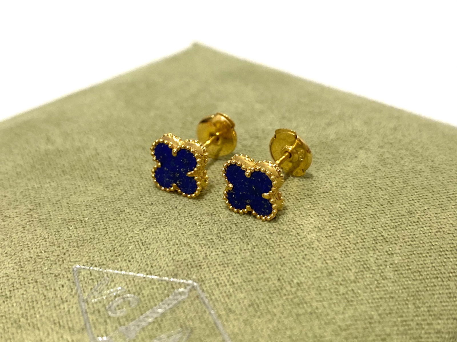 Van Cleef & Arpels, Sweet Alhambra Earstuds, 18K Yellow Gold, Lapis Lazuli (1 of 5)