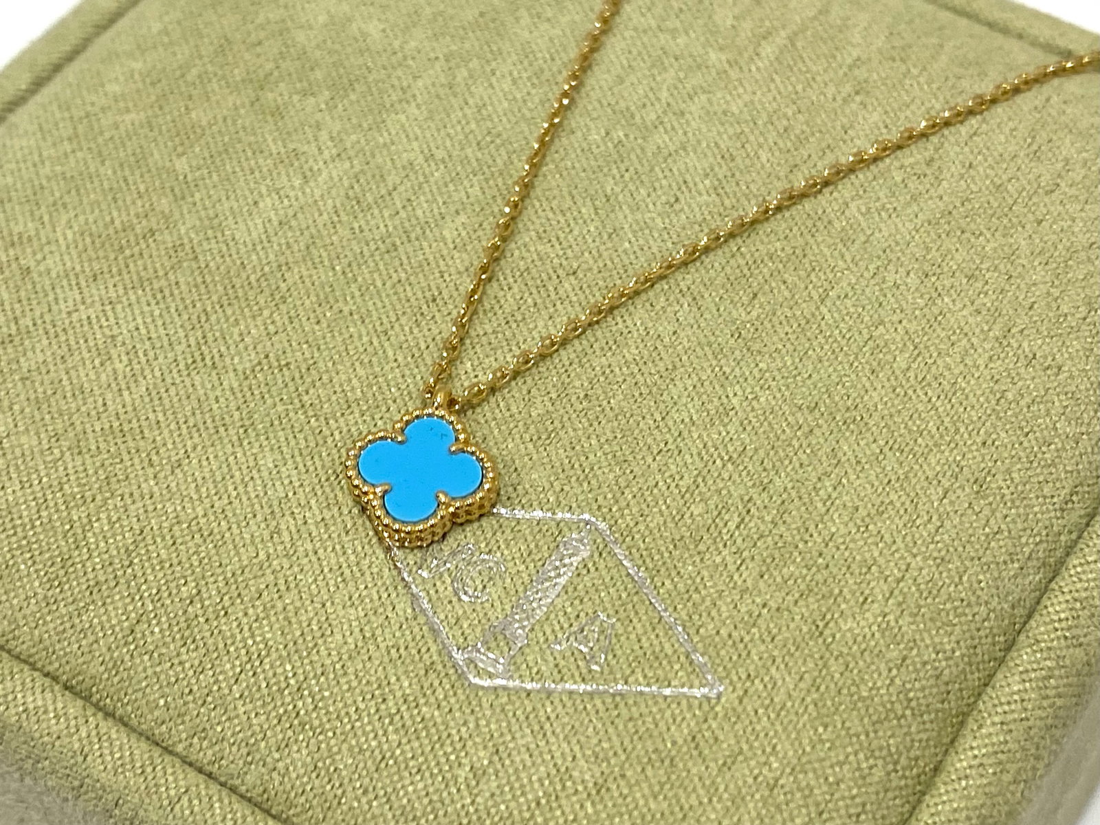 Van Cleef & Arpels sweet Alhambra Pendant, 18K yellow gold, Turquoise: Brand: Van Cleef & Arpels. Condition: Like new. Metal: 18K Yellow gold.Gemstone: Turquoise Gemstone Count: 1 Stone Comes with an original box or pouch.