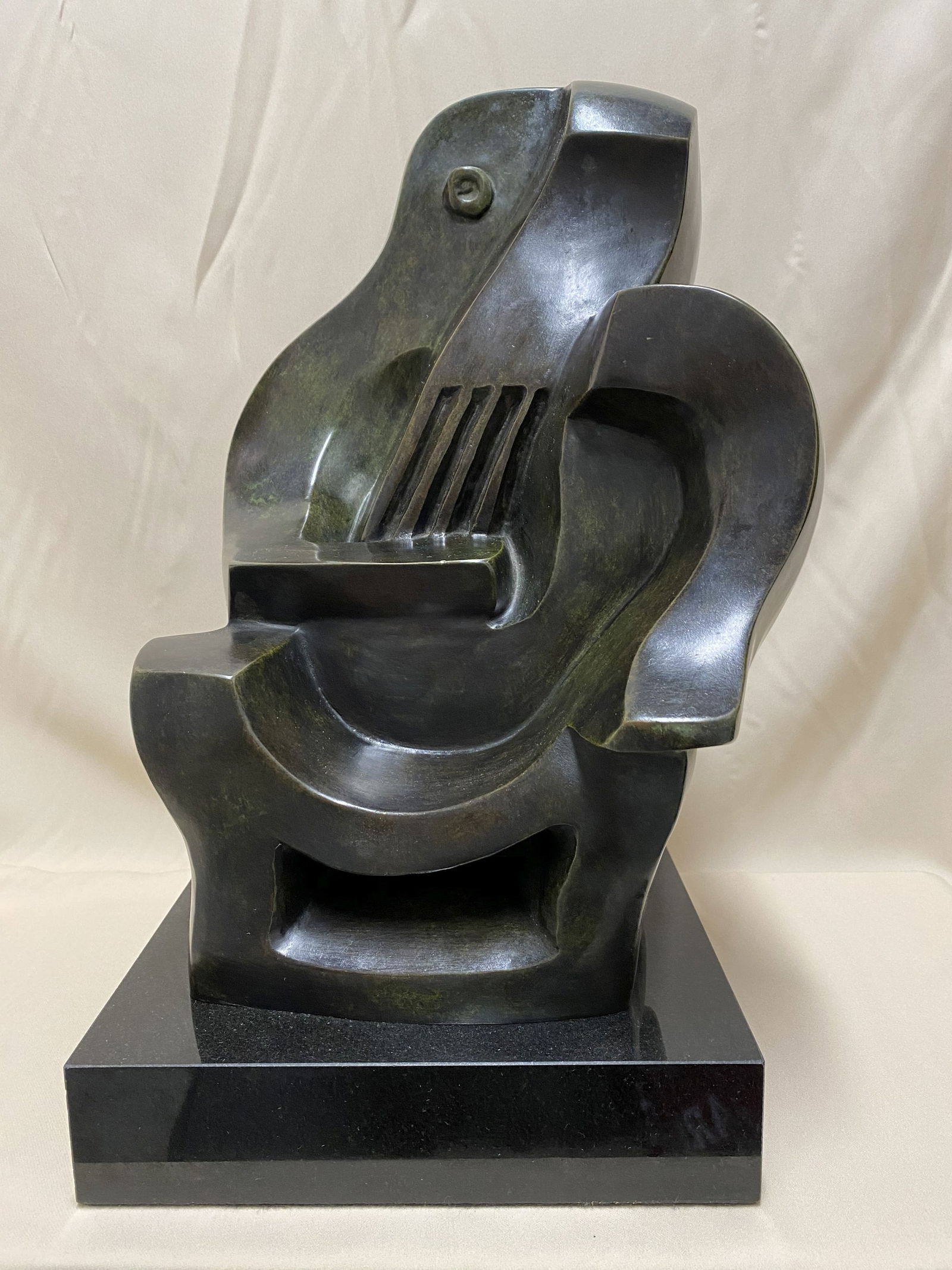 LARGE LITHUANIAN --AMERICAN BRONZE SCULPTURE JACQUES LIPCHITZ GUITARIST: JACQUES LIPCHITZ (1891--1973) LITHUANIAN - AMERICAN BRONZE SCULPTURE SIGNED SIZE BRONZE 14 INCHES BASE 2 x 9 x 9 INCHES